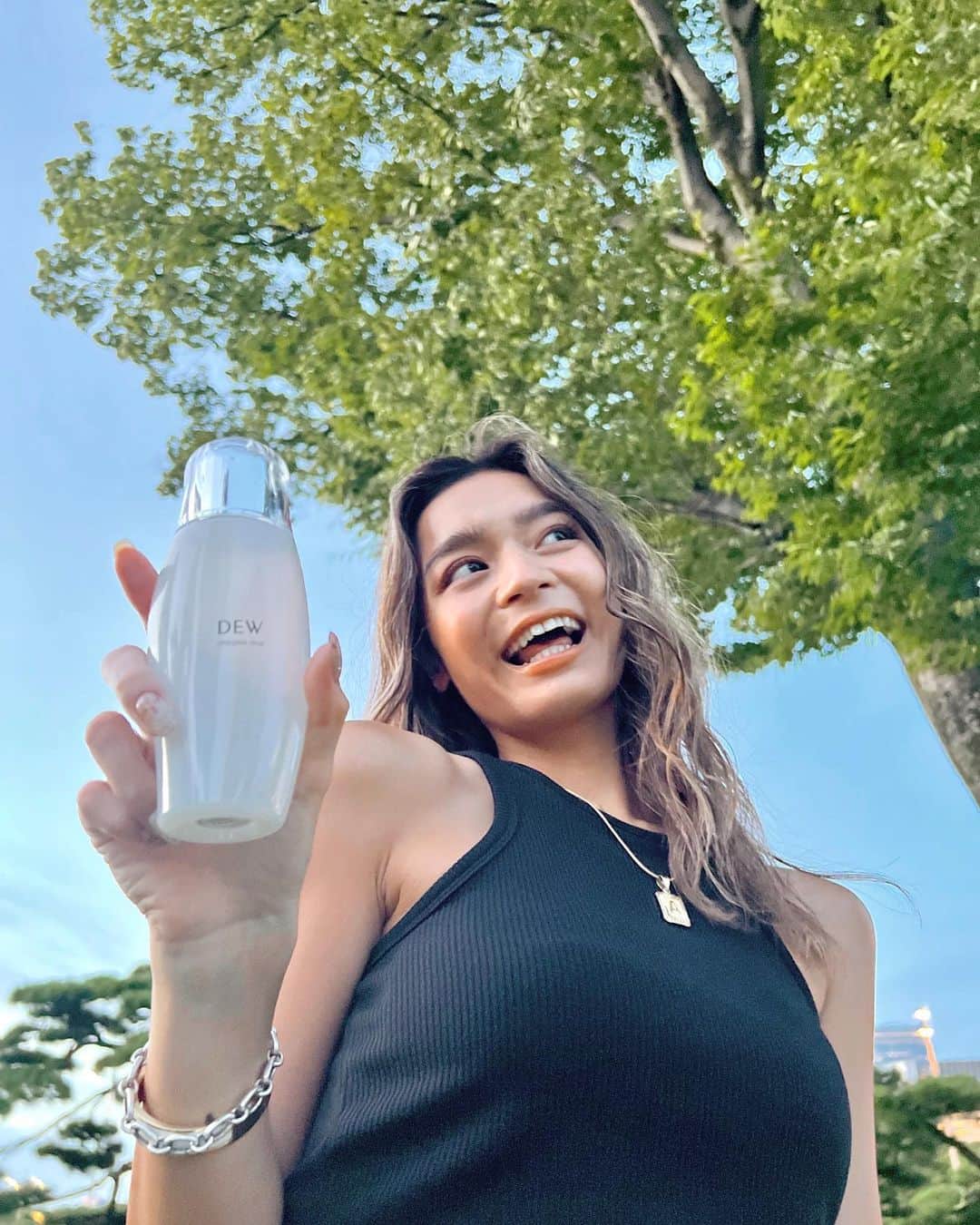遠山茜子さんのインスタグラム写真 - (遠山茜子Instagram)「パッケージがオシャなDEW化粧液🌴  さらさらの化粧水よりしっとりタイプの化粧水の方が好きで、 DEWはこれでもかっ！ってくらいとろみがあってそのとろみ感がすごい好きなの💛 ヒアルロン酸Na(保湿)を含む保水膜 『ヒアロ保水膜』に変化するんだよ!!  #beauty#カネボウdew #とろみ沼 #アフターグロウドロップ #濃密セラム化粧液 #dew_pr」9月24日 18時05分 - akane_016t