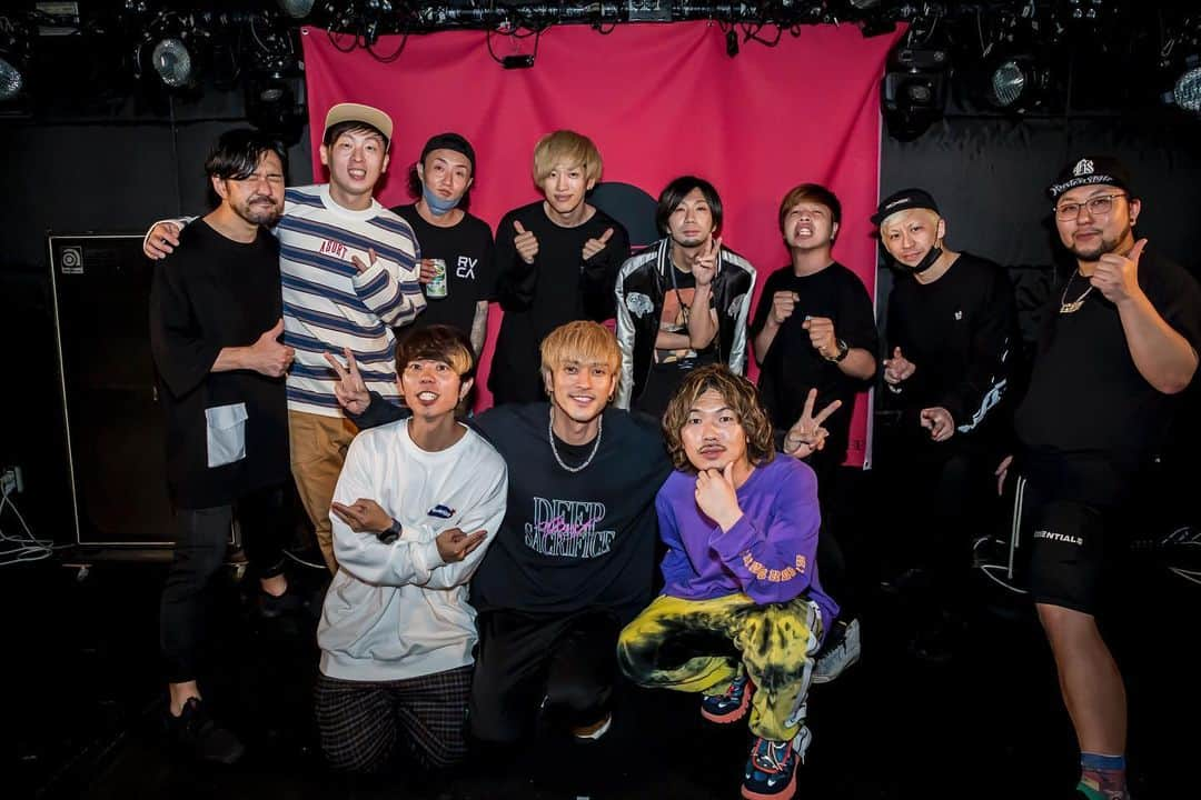 松尾光次のインスタグラム：「One Way Street 第5弾終了！ AIRFLIP  Rhythmic Toy World ありがとう🔥 最高にハッピーな1日だった。  そして、FEVERで5ヶ月連続企画も無事に終わる事が出来ました。 この5ヶ月間音楽の事を色々考える事が出来て幸せだった。  10月韓国公演バッチリやって11月5日渋谷THE GAMEで会いましょう👍 photo by @takashi_konuma  #OneWayStreet」