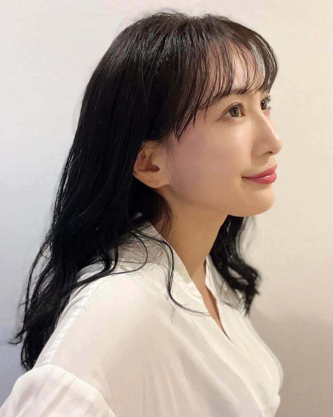 ANNA 杏奈のインスタグラム：「今日はメイクの投稿💄  デイジードールの  ・グロウ プライマー ・リキッドセラム ファンデーション  を使ってメイクをしてみました🕊‎💭❤️ 毛穴が気になる私にとって、毛穴を隠してくれるのすごく嬉しい⋆⸜🌷⸝‍⋆ ツヤ肌に仕上がって1日出かけてもメイク崩れしにくい💄 ✨💕  ロフトで購入できるよ❤️ . . #デイジードール #プライマー #美容液ファンデ #ベースメイク #Daisydoll #ツヤ肌 #pr」