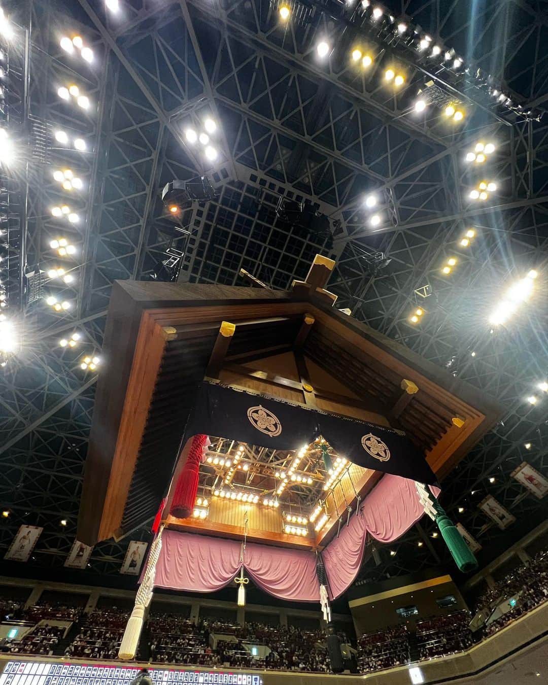 藤島妃呂子さんのインスタグラム写真 - (藤島妃呂子Instagram)「昨日はお相撲を観に両国国技館へ。  日本の国技🇯🇵  残念ながら横綱は欠場でしたが、それでも間近でみるお相撲さんは美しい〜😍  全てが凄い迫力〜！！ かっこいい✨  お相撲さんもそれを支える全ての役割の方々が流れるような動きで、そこにいる観客達も最後の方に向かって集中していく空気がわかる。  相撲は海外から来る人達は感激するだろうなーと思ってたけど、私がもう大感激でした！！  もちろん、熊本出身の力士は特に応援しました👍  ずっと楽しみにしていたお誘いだったのでこんな近くで観れて本当に感謝です！  さすがに最後の方は足が痺れておしりも痛くなってきたけど🤫存分に楽しませていただきました💕  #日本 #国技 #大相撲 #両国国技館 #日本の文化」9月24日 18時23分 - hirokofujishima