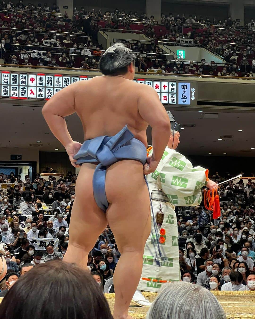 藤島妃呂子さんのインスタグラム写真 - (藤島妃呂子Instagram)「昨日はお相撲を観に両国国技館へ。  日本の国技🇯🇵  残念ながら横綱は欠場でしたが、それでも間近でみるお相撲さんは美しい〜😍  全てが凄い迫力〜！！ かっこいい✨  お相撲さんもそれを支える全ての役割の方々が流れるような動きで、そこにいる観客達も最後の方に向かって集中していく空気がわかる。  相撲は海外から来る人達は感激するだろうなーと思ってたけど、私がもう大感激でした！！  もちろん、熊本出身の力士は特に応援しました👍  ずっと楽しみにしていたお誘いだったのでこんな近くで観れて本当に感謝です！  さすがに最後の方は足が痺れておしりも痛くなってきたけど🤫存分に楽しませていただきました💕  #日本 #国技 #大相撲 #両国国技館 #日本の文化」9月24日 18時23分 - hirokofujishima