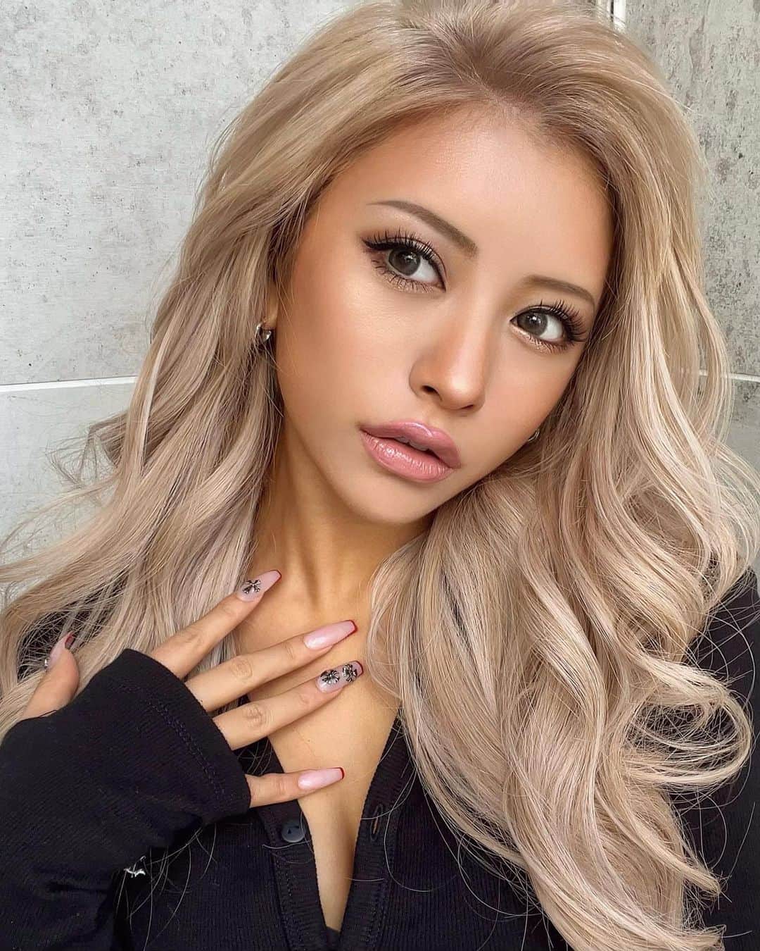 華のインスタグラム：「ふふん🖤」