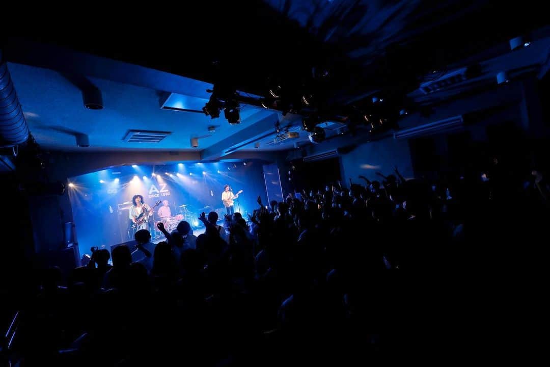 のインスタグラム：「. 「おいしくるメロンパン cubism tour - トワイライト・フィルムショー-」＠石川・金沢AZ  金沢公演にお越しいただいた皆様、ありがとうございました！ 前日から海鮮を食べてフルパワーなメンバーと皆さんで一緒に盛り上がったステージでしたね🐟  次回は、9/25(日)新潟・GOLDEN PIGS RED ！ 新潟の皆さん、よろしくお願いします！  photo by 橋本 歩  #おいしくるメロンパン #トワイライトフィルムショー」