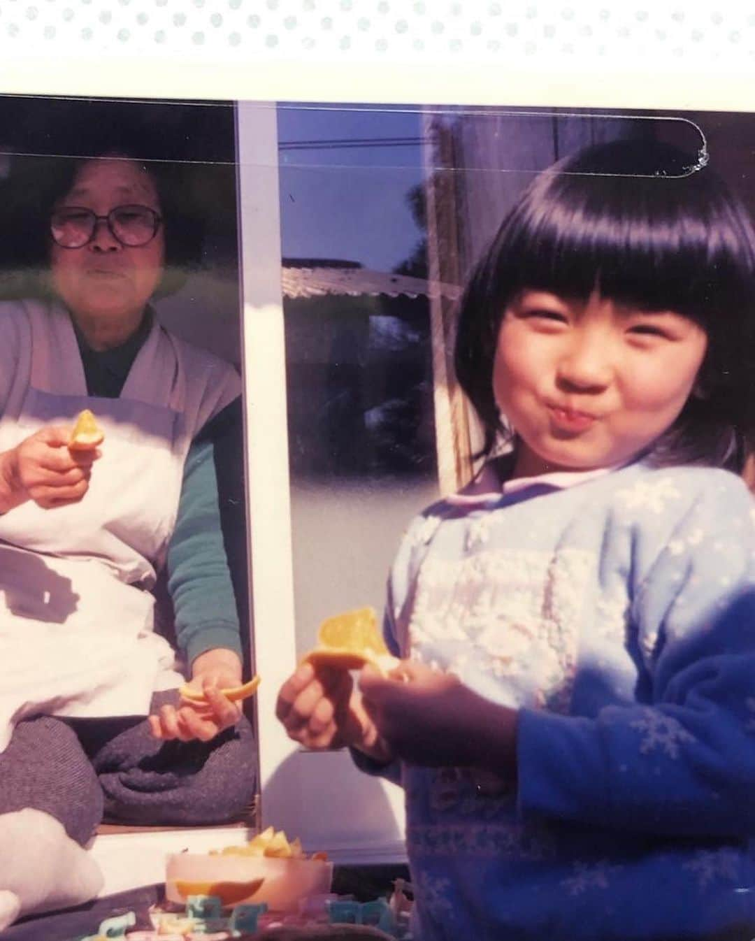 中西麻耶さんのインスタグラム写真 - (中西麻耶Instagram)「今日はお婆ちゃんの一周忌でした。  ハイカラだった祖父と祖母。 申し訳ないのだが幼少期に両親の愛情をもらった記憶はあまりない😅いつもお爺ちゃんがお風呂に入れてくれて一緒に寝てくれていました。お婆ちゃんは躾にうるさくてあまり好きではありませんでした。  でも足がなくなって誰よりも1番応援してくれたのは間違いなくお婆ちゃんでした。  入院したと聞いた時はコロナ禍でみんな会うのを諦めていた中、私はなんだか会わなくてはいけない気がして病院に何の条件を満たせば対面出来るのか交渉しPCR検査を速攻で受けにいった。  病院側も意外とすぐに急変する事はないから急がなくても大丈夫ですと言った感じだったが私は何故か急がなきゃと思いPCR検査待ちをしてる間、コインランドリーで洗濯と娘の預かり先探しをしていました🐕‍🦺  その時に母から亡くなった連絡を貰ったのです。最初は焦る私の行動に呆れムードだった身内もやっと納得してもらえた気がした。  呼吸あるうちに会いたかったのが本音です。もっと早く引退してたらもっともっとお婆ちゃんの為に色んな恩返し出来たのにそれでもまだあと2年やるとかっつってお婆ちゃん不孝でごめんね😅  知り合いからはボーンボーンうるさいと評判の悪い掛け時計ですが🕰お爺ちゃんが永年勤続表彰を頂いた時から使ってる2人の想い出の時計を譲り受けました。  私はお爺ちゃんとお婆ちゃんの刻んできた時間のように立派でユニークな時は過ごせていないけど…この「時」を譲る子供もいないけど😳🫣大事にしてきた2人の時間を私も大切に生きていきたいです。  ご近所の皆様、時間も正確に進まないし五月蝿い時計だけれども許してください🙏  お婆ちゃんとお爺ちゃんが今はまたゆっくりと2人で過ごしていますように…  いつか会えたら沢山、孝行させて下さいな🙏🎶」9月24日 19時27分 - mayanakanishi