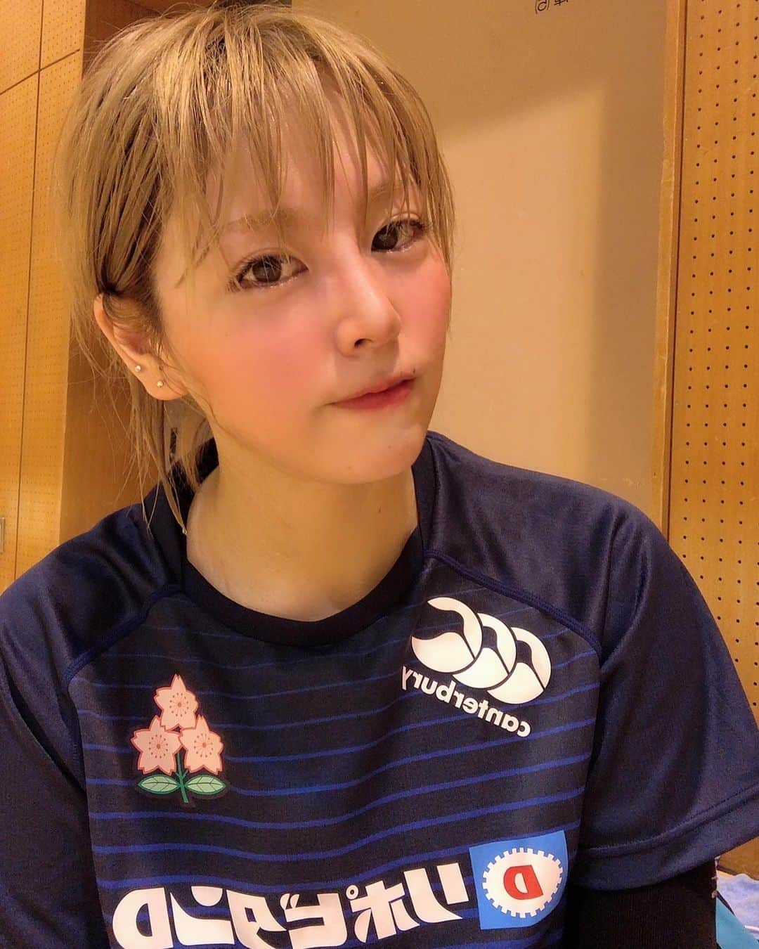 のインスタグラム：「★  バレーボール🏐 そろそろやりたいなー。笑  あれ以来やってない笑笑  #コロってからやってない #バレーボール #スポーツ女子 #インスタ更新すみません #そろそろ本気出さないと #時が来た笑 #篠崎ゆうき #ぽこちゃのゆぴぴ」