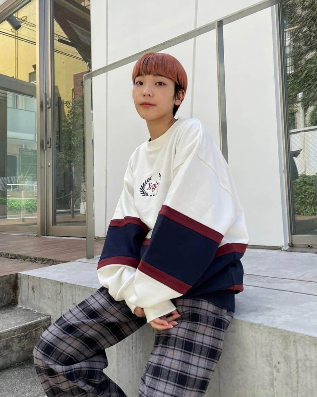 XGIRL_ootdのインスタグラム：「#xgirl_ootd  @mizunny 157cm 　 X-girl OSAKA STAFF 　 ------------------------------------ ▪️COLLEGE SWEAT TOP ￥12,100(税込) ▪️HEAVYWEIGHT FLANNEL EASY PANTS ￥12,100(税込) ------------------------------------ 　 #xgirl #xgirljp #xgirlus #エックスガール #ストリートコーデ #秋コーデ  #スウェット #スウェットコーデ #オーバーサイズ #メンズライク #メンズライクコーデ #チェックパンツ #y2k #y2kファッション #y2kstyle」