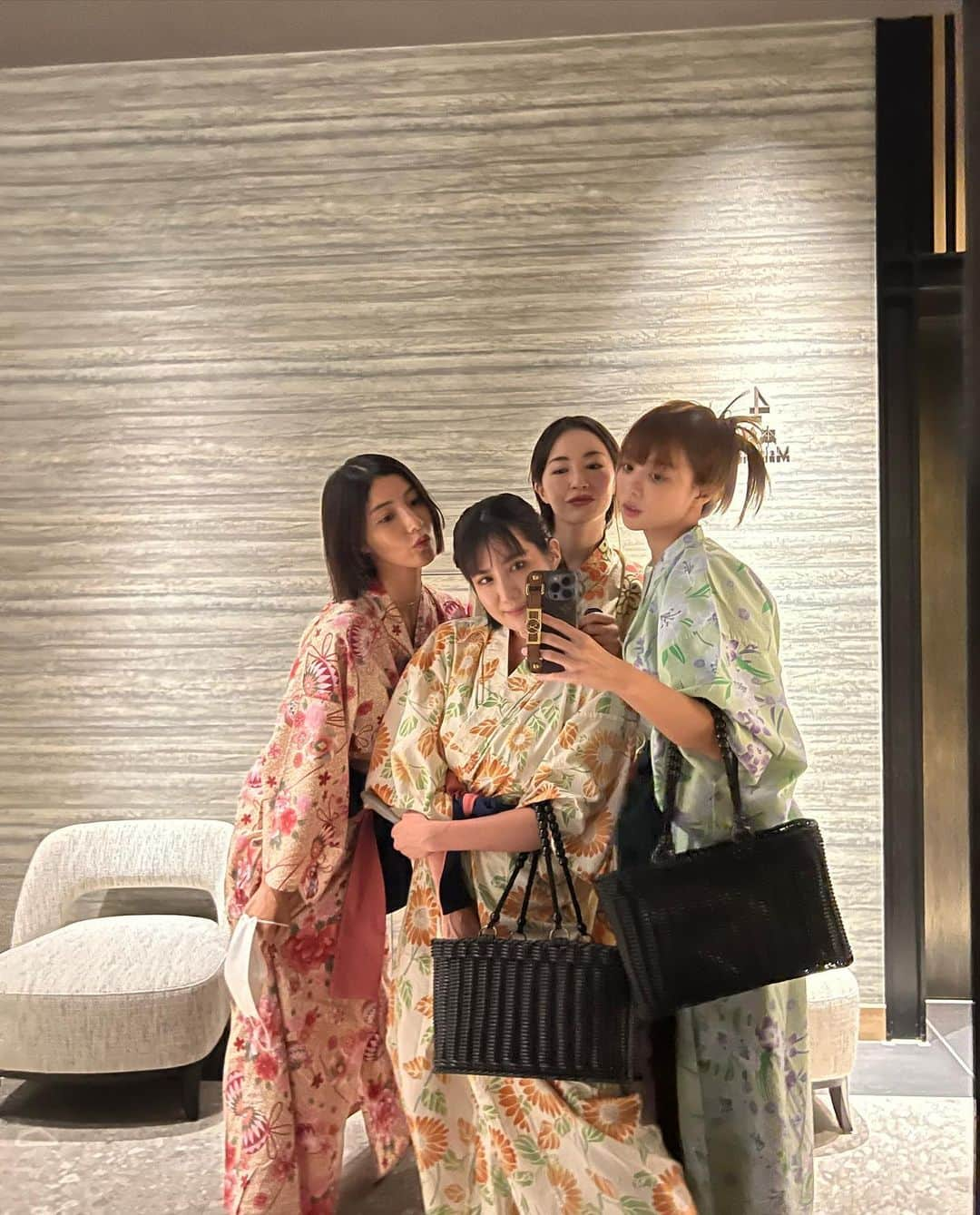 渡辺万美さんのインスタグラム写真 - (渡辺万美Instagram)「大好きな親友たちと 女4人で温泉旅行してきたよん❤️ 今回りれが誕生日だからと豪華な宿をプレゼントしてくれたの😭❤️みんなプレゼントまで用意してくれてケーキも食べた！！ ほんとにありがとう❤️  すごく幸せだったぁああああ！ 愛してるよ❤️ また行こうね🫶🫶🫶」9月24日 20時22分 - bam0915