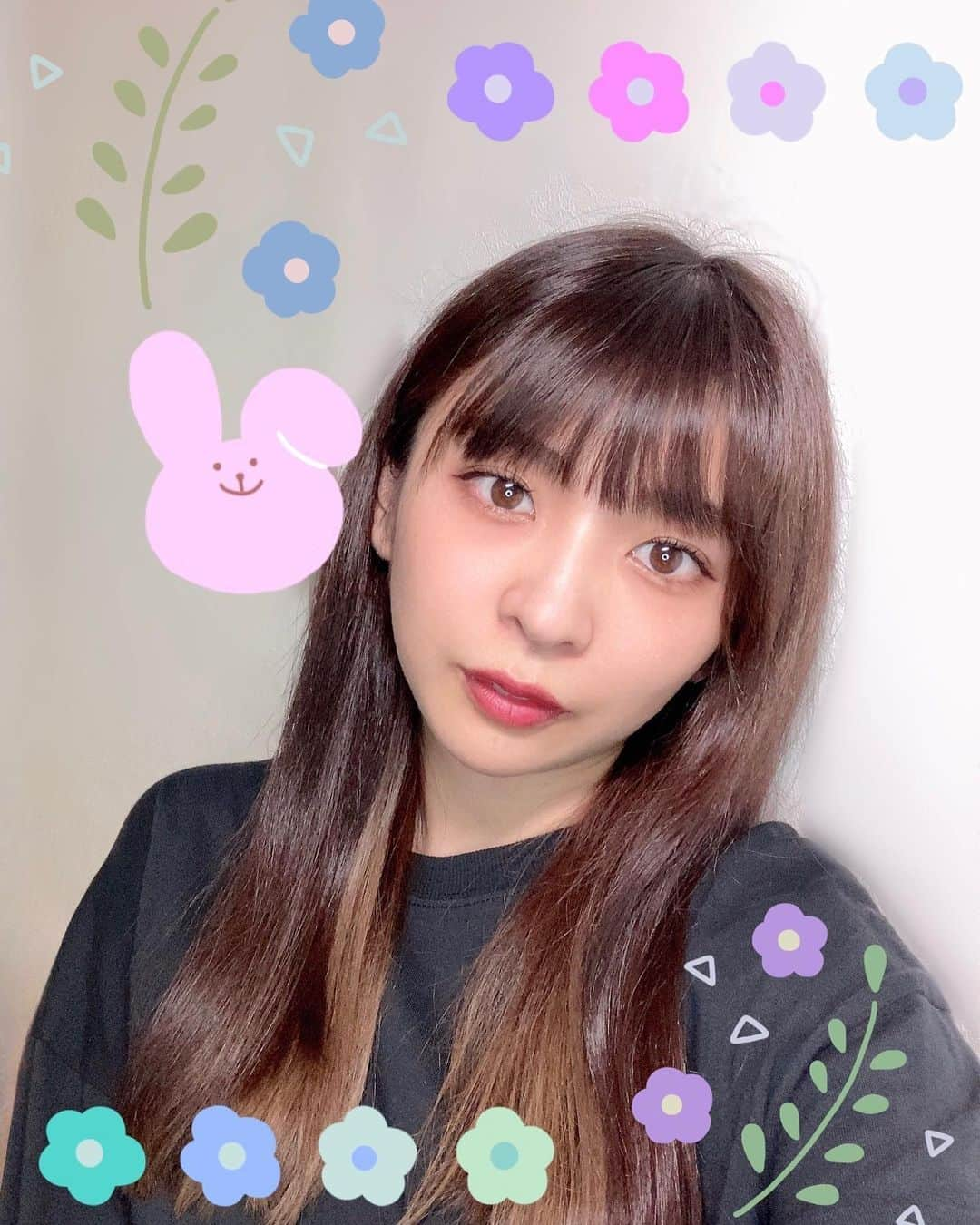 イチサキミキのインスタグラム：「前髪切った✂️✨ おめめきゅるきゅるにした👀💕(まつ毛パーマ) ひとりの自撮りはさみしいからうさぎを足した🐰🌷笑笑」