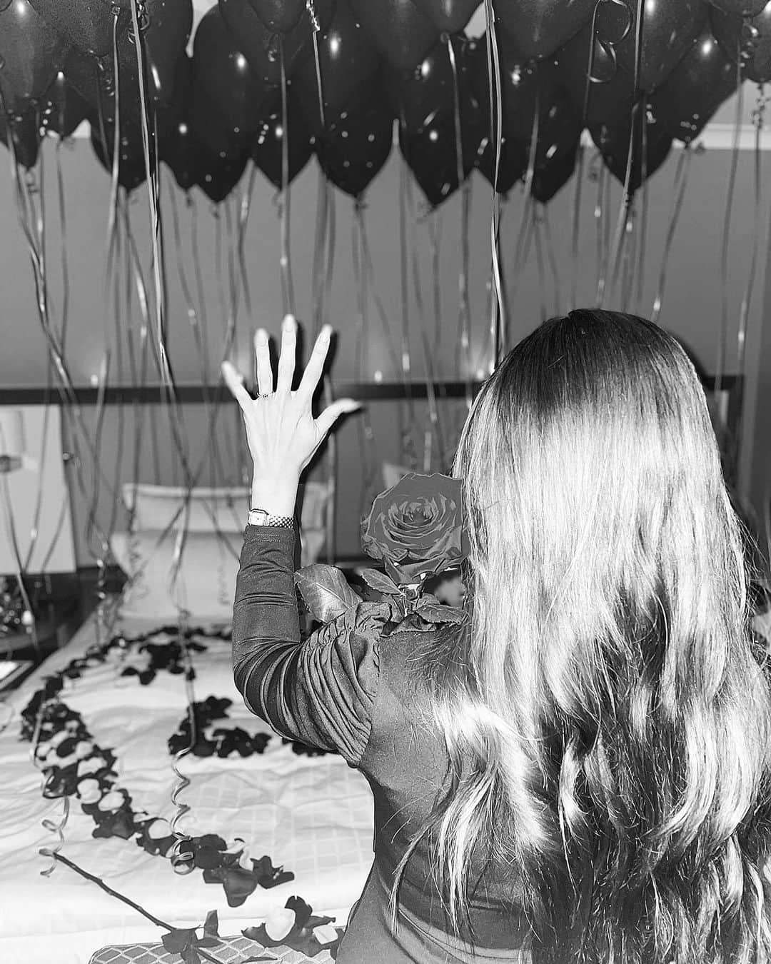 ミーコ・アルボルノスのインスタグラム：「She said yes 💍 tu y yo por siempre te amo mi amor ❤️」