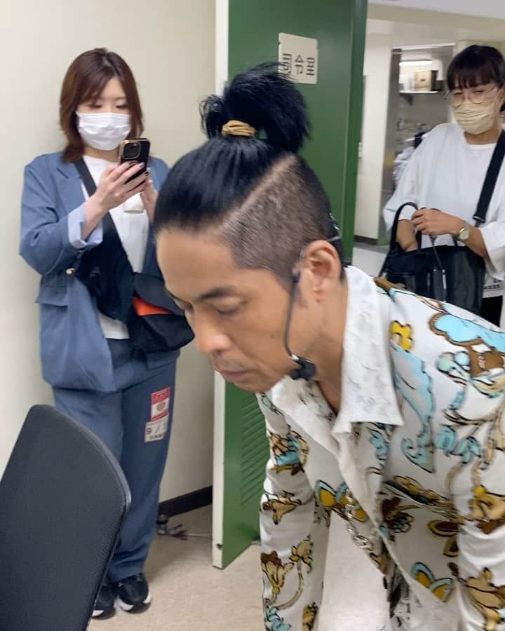 久保田利伸のインスタグラム：「908FESTIVAL 2022🎉🪩🕺 ありがとうございました✨  昨夜の衣装はこんな感じのスッケスケでした🥳  #久保田利伸  #ちょんまげ健在  #2枚目はラストのラインナップでKREVAさんから呼ばれるのを待つ久保田😁 #2枚目写真🍍」