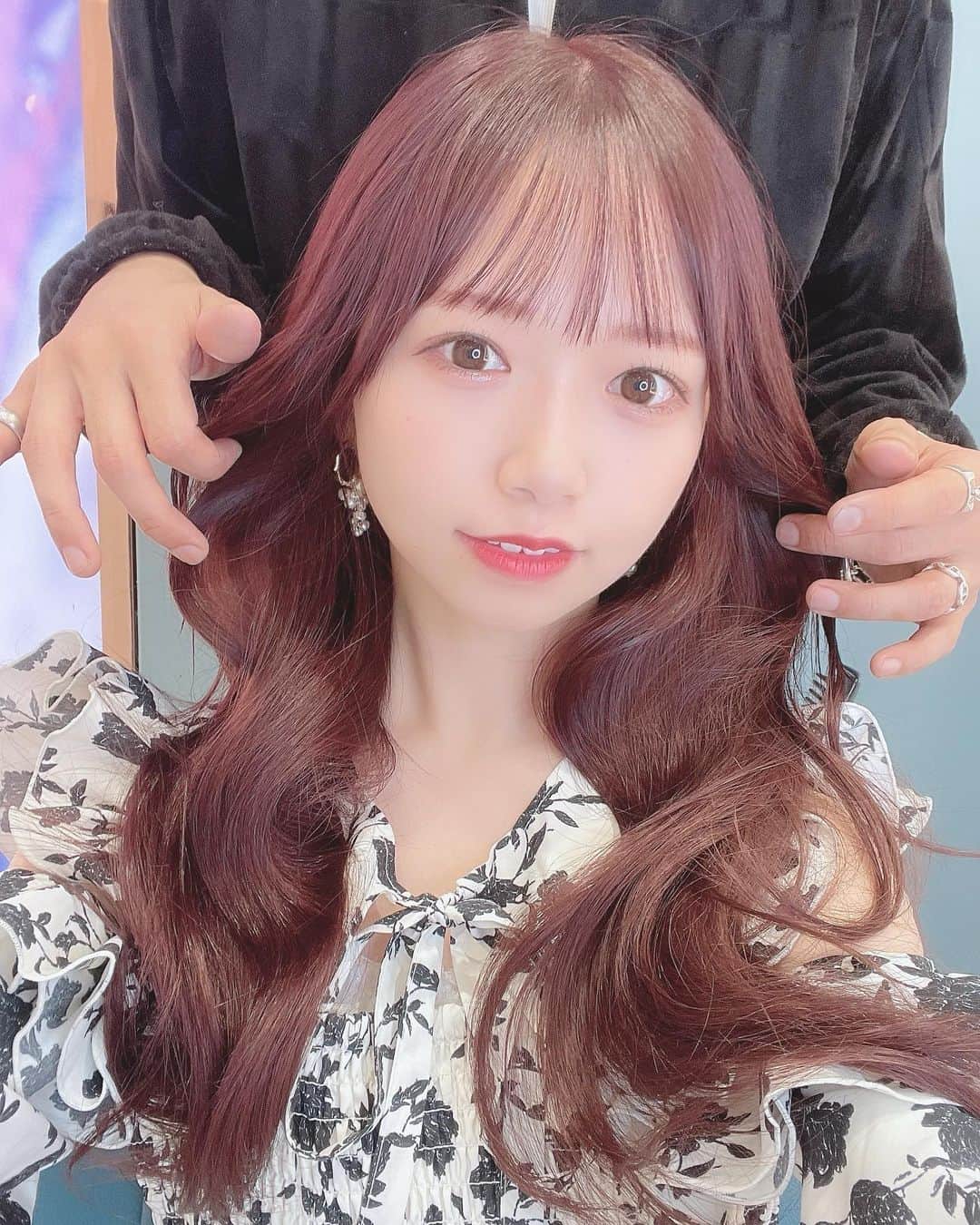のインスタグラム：「ピンク色に染めたよ💓🌷🌸  #ヘアカラー #ヘア #銀座美容室 #銀座 #hair #haircolor #me #instagood #shooting #pr #dailylook #ヘアアレンジ #秋ヘアカラー #秋ヘア」