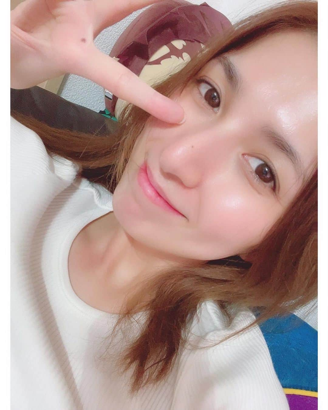 小田あさ美のインスタグラム：「お誕生日メッセージやいいね👍 ありがとうございました♡  34歳ってもう大人だよね でもいつまでも子供の感覚を忘れたくない というか忘れられないでいます。笑  1日1日を楽しく過ごせたらいいなぁー まぁ最近はApex🎮にハマっます。  #talent #自撮り #game #apex #ps5 #34歳 #nomake #peace」