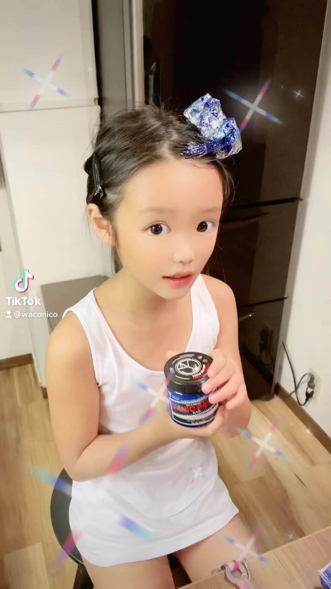 内藤陽子のインスタグラム：「今日の大雨と雷怖かったですね……⚡️ 明日大会なので、今日も空手の稽古でした🥋  こないだのピンクパープルブルーの3色が抜けちゃって、 金髪メッシュになっていたので、おうちで初めてやりました🎶 マニックパニックのブルームーンをON🌙 めちゃくちゃいい色になりました🫐 私もやる予定です❕  明日の大会も頑張れますように🙏」