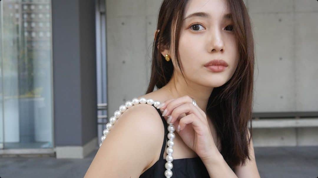 森ニーナのインスタグラム：「Zozo購入品🙌  1枚目:欲しかったパールチェーンのバッグ⛓ 2枚目:ふぁさっ(どや) (どちらもユーチューブの動画のスクショ🥸)  良かったら観てね💓  #youtube #森のニーナチャンネル #zozotown購入品 #秋服」
