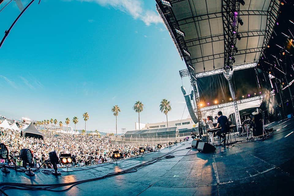 BONNIE PINKさんのインスタグラム写真 - (BONNIE PINKInstagram)「楽しみにしていたGREENROOM BEACHの当日。東海道新幹線が台風の影響で止まっていて、急遽エアーのチケットをスタッフが何とかおさえてくれたのですが、その飛行機も台風で遅延。大幅に到着時刻が遅れ、私の開演時間が過ぎてもまだ空港から会場に向かう車の中にいて、もう無理かな…いや、もしかしたら1曲だけでも歌えるかもしれないとヤキモキしていました。フェスの運営の方々にも朝から色々と調整していただき、何とか滑り込みで2曲だけ歌わせてもらうことができました。会場に着いて1分後に私服のままステージに駆け上がったのは、27年この仕事をしてきて初めての経験でしたw。いろんな曲を準備していたので、全部演奏出来なかったのは心残りではありますが、泉南ロングパークの見事な晴天のもと、"A Perfect Sky"と"Heaven's Kitchen"が歌えたのはとても幸せでした。 実は２週間前にコロナに感染してしまい、後遺症の咳と格闘しながらこの日のために身体を調整してきたので、いろんな奇跡が重なって辿り着いたステージは感慨深いものがありました。待っていてくれたお客さん、本当にありがとう。スタッフの方々も含め皆さんの温かい歓迎に胸が熱くなりました。素敵な会場🌴✨。またいつかGREENROOM BEACH、リベンジさせてください！」9月24日 23時04分 - bonniepink_official