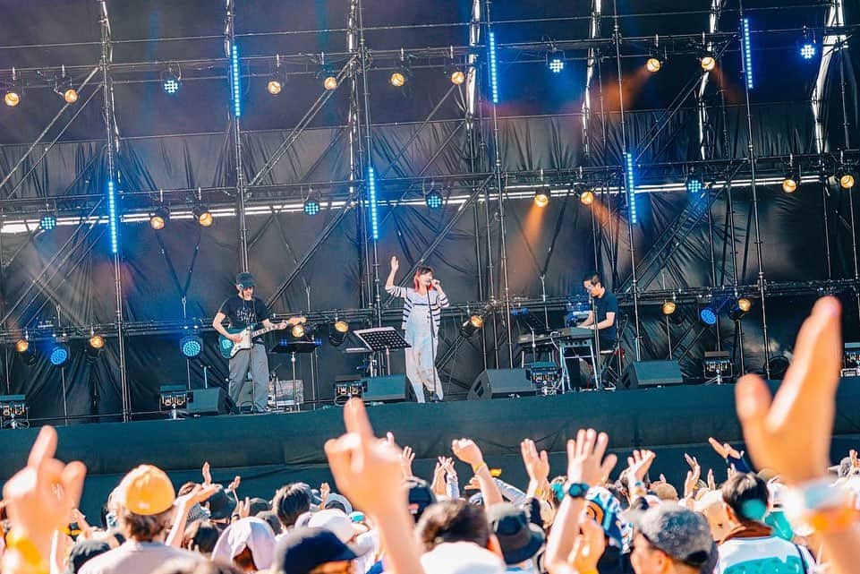 BONNIE PINKさんのインスタグラム写真 - (BONNIE PINKInstagram)「楽しみにしていたGREENROOM BEACHの当日。東海道新幹線が台風の影響で止まっていて、急遽エアーのチケットをスタッフが何とかおさえてくれたのですが、その飛行機も台風で遅延。大幅に到着時刻が遅れ、私の開演時間が過ぎてもまだ空港から会場に向かう車の中にいて、もう無理かな…いや、もしかしたら1曲だけでも歌えるかもしれないとヤキモキしていました。フェスの運営の方々にも朝から色々と調整していただき、何とか滑り込みで2曲だけ歌わせてもらうことができました。会場に着いて1分後に私服のままステージに駆け上がったのは、27年この仕事をしてきて初めての経験でしたw。いろんな曲を準備していたので、全部演奏出来なかったのは心残りではありますが、泉南ロングパークの見事な晴天のもと、"A Perfect Sky"と"Heaven's Kitchen"が歌えたのはとても幸せでした。 実は２週間前にコロナに感染してしまい、後遺症の咳と格闘しながらこの日のために身体を調整してきたので、いろんな奇跡が重なって辿り着いたステージは感慨深いものがありました。待っていてくれたお客さん、本当にありがとう。スタッフの方々も含め皆さんの温かい歓迎に胸が熱くなりました。素敵な会場🌴✨。またいつかGREENROOM BEACH、リベンジさせてください！」9月24日 23時04分 - bonniepink_official