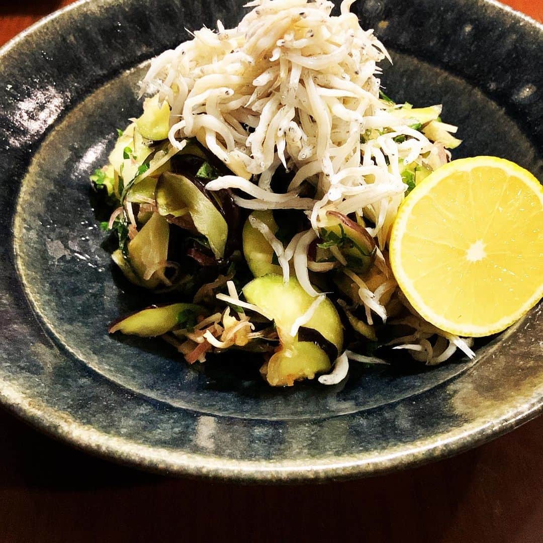 志摩有子さんのインスタグラム写真 - (志摩有子Instagram)「今夜は楽してしゃぶしゃぶに。とはいえ副菜もなんとか捻り出す。細長タイプの水茄子を生姜、茗荷、大葉と塩揉みして浅漬け風に。仕上げにしらすとヘベスをたっぷり。  #副菜の鬼 @yomiyatakashi」9月25日 0時36分 - ariko418