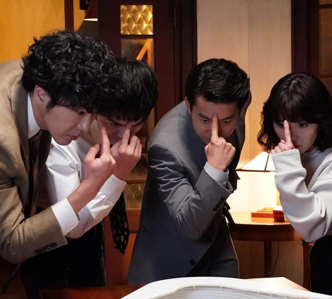 坂元裕二のインスタグラム：「風が気持ちいい夜が何より好きです。でも、そんな夜って、一年に何度もないじゃないですか。仕事帰りや友達と会った帰り、ちょっとコンビニに行った帰り道に気づくんですよね。あ、今夜は風が気持ちいいぞ、って。繰り返しますが、そんな夜は一年にちょっとしかないでしょ。そんな夜に家に帰るなんて、なんてもったいないことか。風の気持ちいい夜にちょっと遠回りするだけで、わたしたちはたやすく幸せになれる。誰にでも等しく手に入って、しかも無料。どうでしょう。今がまさにそんな夜の続く季節です。 初恋の悪魔、最高のスタッフ、キャストの力により最終回を迎えることができました。楽しんでくださった方、ありがとうございました！以上です！」