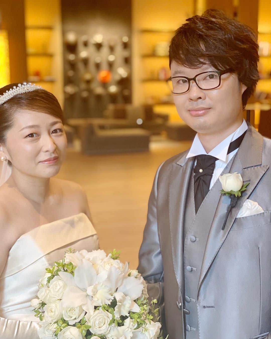 八木菜緒のインスタグラム：「【ご報告】 2年半、とてつもなく長かった…！！！！ 延期に延期を重ね、やっとの思いで無事に結婚式を行うことが出来ました！ お集まり頂いたゲストの皆様や遠方から来てくれた両家の家族、会場のスタッフの方々、お祝いメッセージや連絡をくださった方々、沢山の人たちに感謝の気持ちで溢れています。 そしてもう1つ、ご報告があります。 柏原家に新しく家族が増えることとなりました。お腹の子はもうすぐ9ヶ月に入り、お腹の中で元気に動き回っています。まさか、自分の娘とお腹の赤ちゃんと共に結婚式を挙げることになろうとは…。2年半前には想像もしておりませんでしたが、準備に始まり今日まで、夫も娘ちゃんもお腹の赤ちゃんも頑張ってくれました。おかげでとても特別な日となりました。第二子も夫が忙しいであろう時期に産まれてくる予定ですが、今後もどうか温かく見守って下さると嬉しいです。」