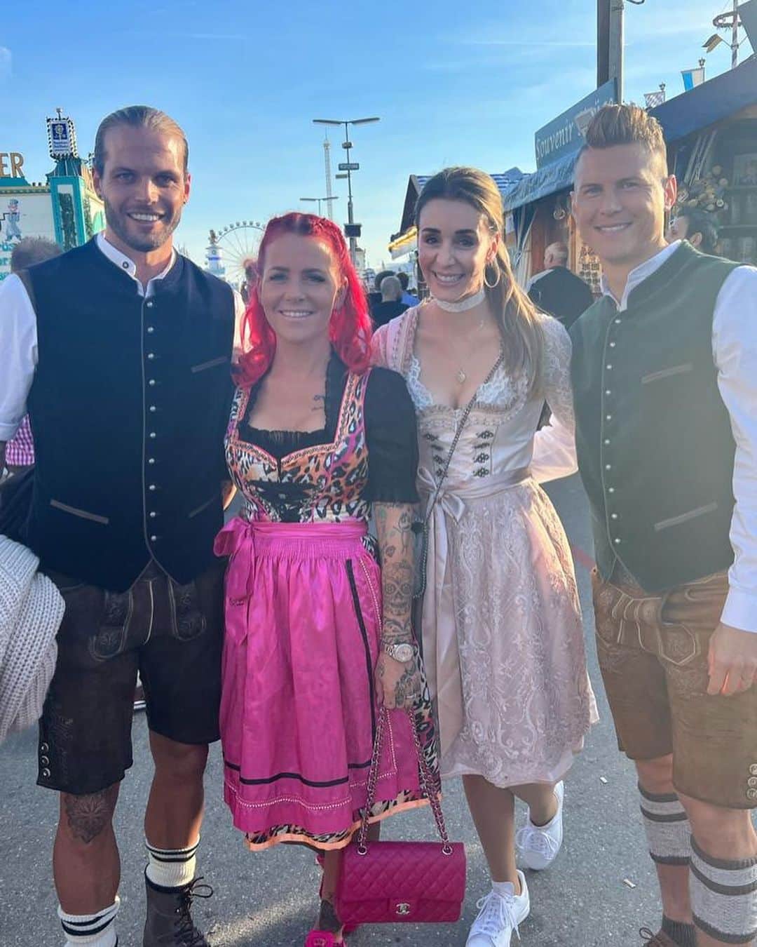 マティアス・オストルツォレクさんのインスタグラム写真 - (マティアス・オストルツォレクInstagram)「O‘zapft is! 🥨🍻🎡  #oktoberfest #gaudi」9月25日 1時30分 - ostro_90