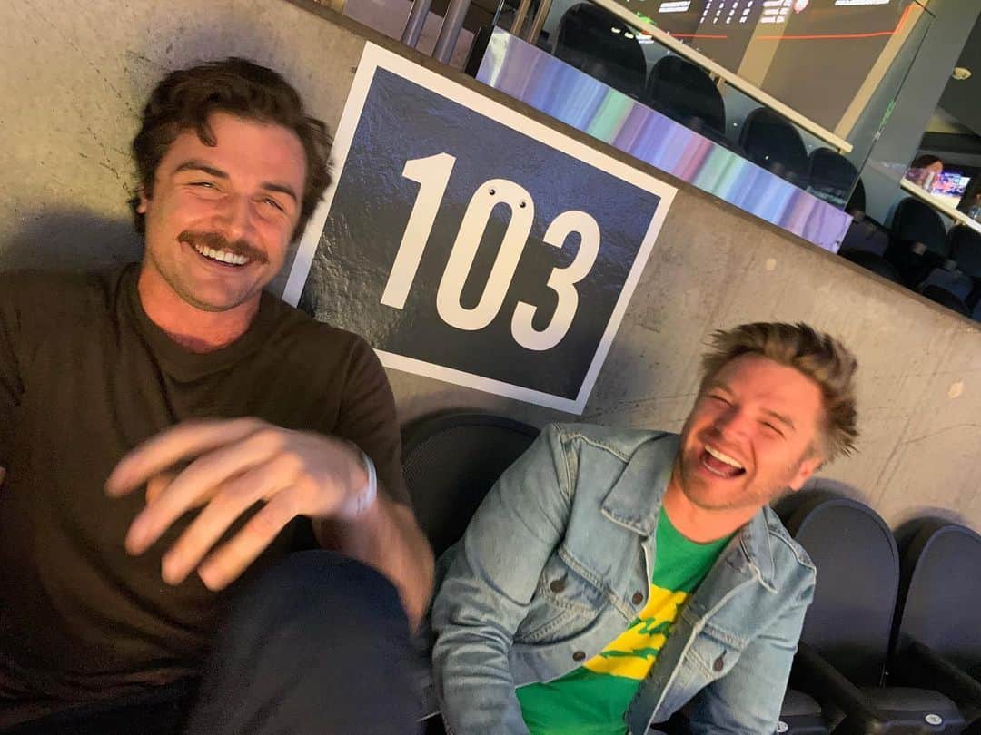 ボー・マーショフのインスタグラム：「Matty McKibben and Jake Rosati share a laugh at Jake’s son’s hockey game. Is Jenna off camera to Matty’s right, is Tamara getting popcorn? Is Sadie getting escorted out for throwing a hotdog at the referee??????? #awkward #whowantsareunionshow @bdavv」