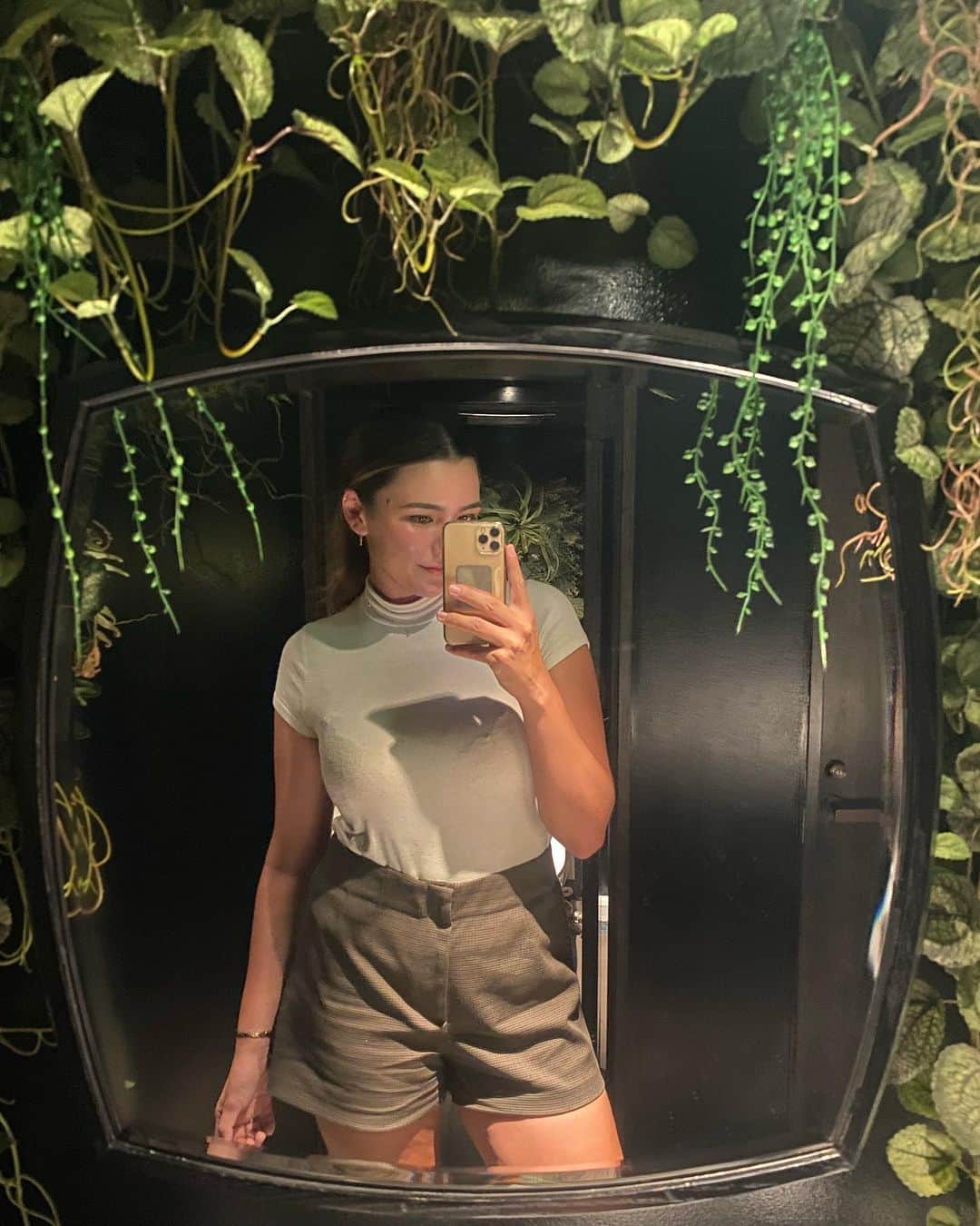 のインスタグラム：「Bathroom pics hit different with jungle vibes 🌿」