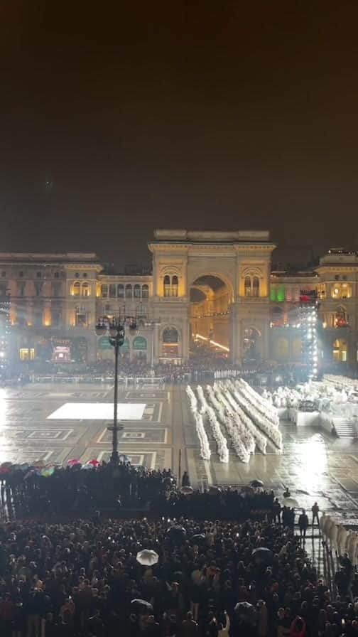 アンナ・デッロ・ルッソのインスタグラム：「10pm Duomo di Milano 🇮🇹 @moncler 70th anniversary event ❤️‍🔥 @remoruffini @pietroruffini @romeoruffini 💕💕💕」