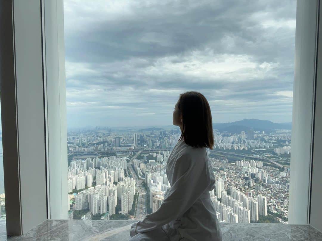 林村ゆかりのインスタグラム：「高所恐怖症でも時間が経てば楽しめる、良い眺めでした♡  こちらのホテル、東京タワーとスカイツリーの間くらいの高さのある建物です。香港のリッツが1位で2位がここらしいです。  #signielsoul#シグニエルソウル #シグニエル#ホテルステイ#hotelstay#韓国#韓国ホテル」