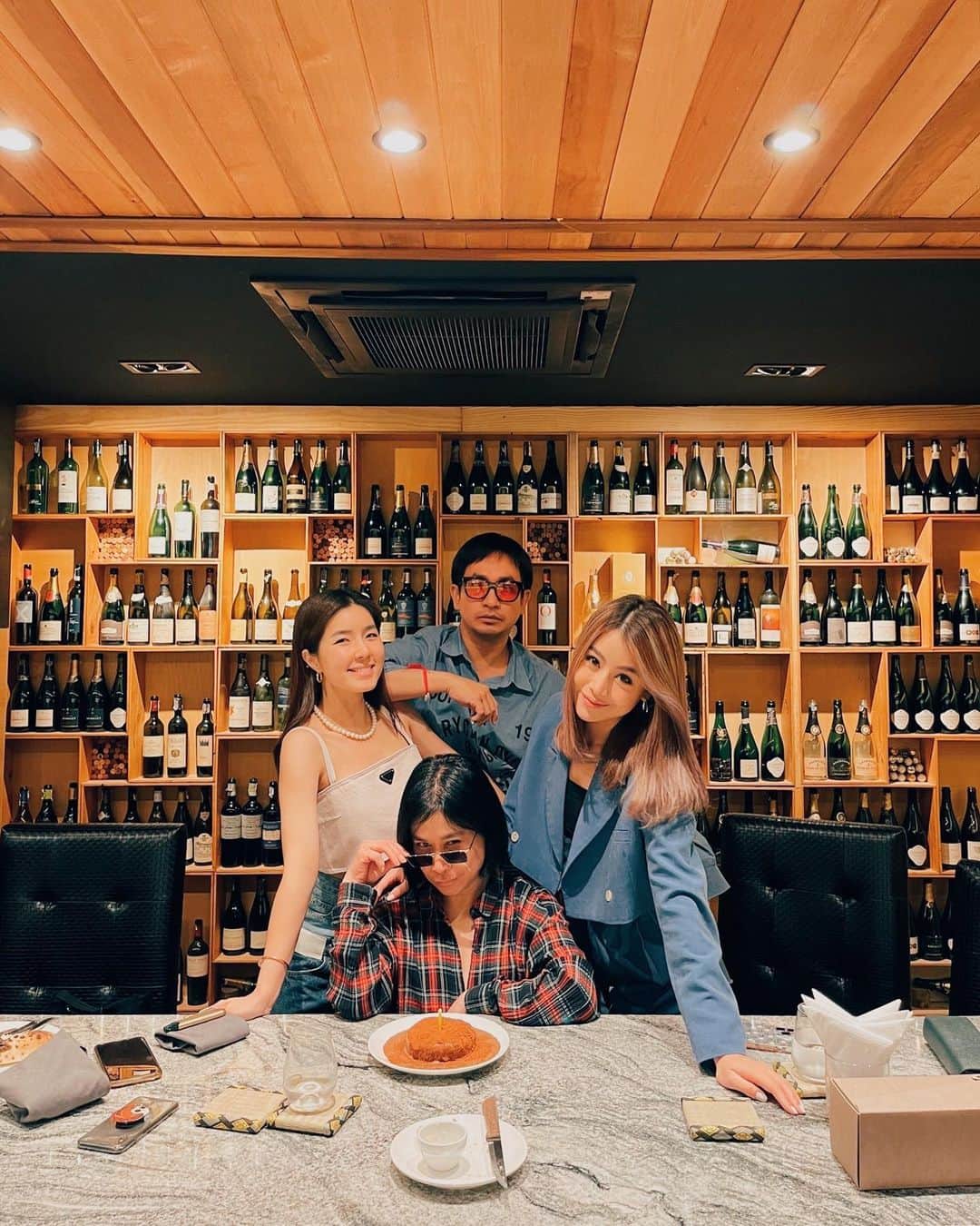 GYEON SEOのインスタグラム：「_* loudest ganggg 🍾🍾 . . วันหลัง book เป็น room เถอะ 🤣 #มันไม่มีอะไรเป็นของบัว #passionisoverrated  #ใครกินน้ำเปล่า5ขวด」