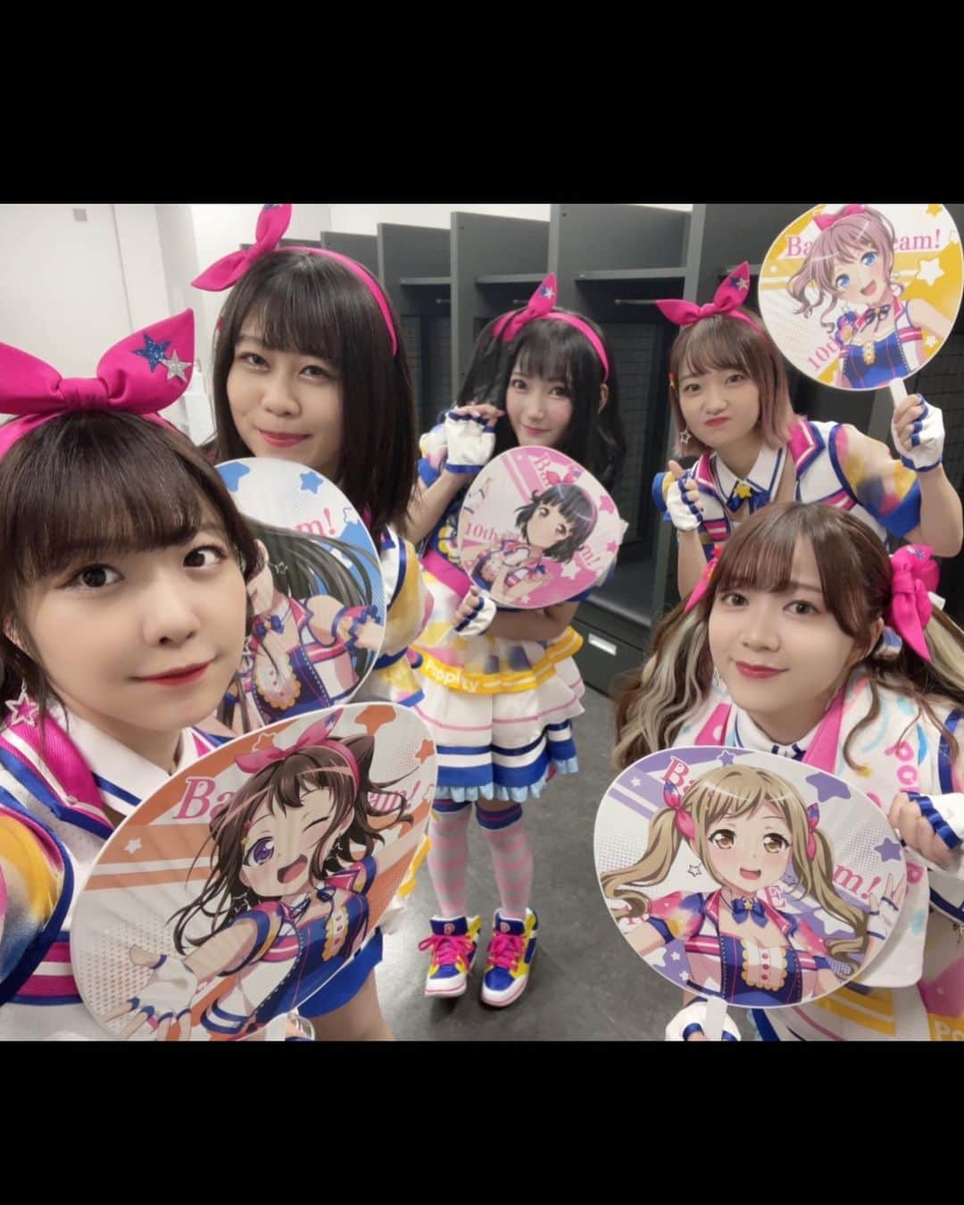 西本りみのインスタグラム：「#バンドリ10thライブ  #ポピパHPD 写真たくさん撮ったのん 自撮りもたくさんしたのん  #ポピパ の沼にハマってみる？  みんな、らぶ🫶  #バンドリ  #推してみないか #後悔はさせないぜ #そういえばベース回しました #カメラ抜かれてないところでしれっと4回転くらい #RASさんの曲中で。笑 #2月の2マンは頭もベースも回すかあ」