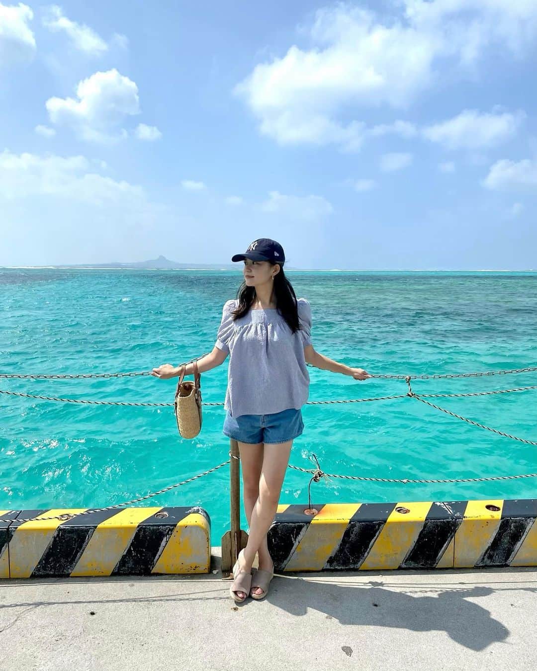 福見真紀のインスタグラム：「Okinawa🌺  今年の誕生日は沖縄へ🏖 ここの海は人も少なくて本当に綺麗でした！！おすすめ☺️  #沖縄旅行 #備瀬のフクギ並木  #ちむどんどん」