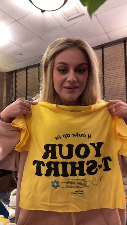Kelsea Balleriniのインスタグラム：「backstage panic and merch 😅」