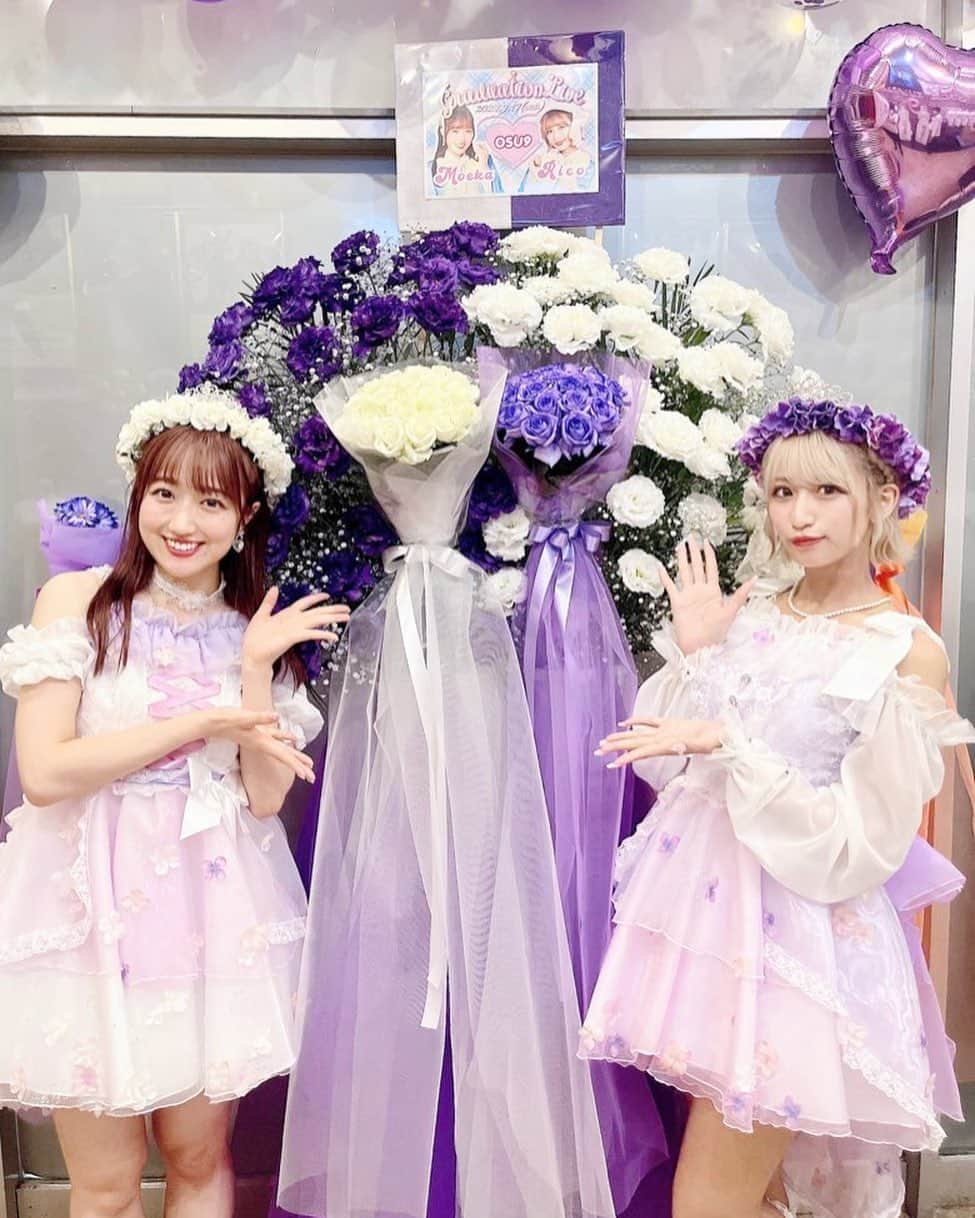 松本莉恋のインスタグラム：「めぐみこさん、素敵なスタンドフラワーをありがとうございます🤍💜 #アイドル #アイドル卒業 #スタンドフラワー #スタフラ #卒業スタンドフラワ#卒業スタフラ #アイドルスタンドフラワー #アイドルスタフラ #アイドル衣装 #生誕衣装 #卒業衣装」