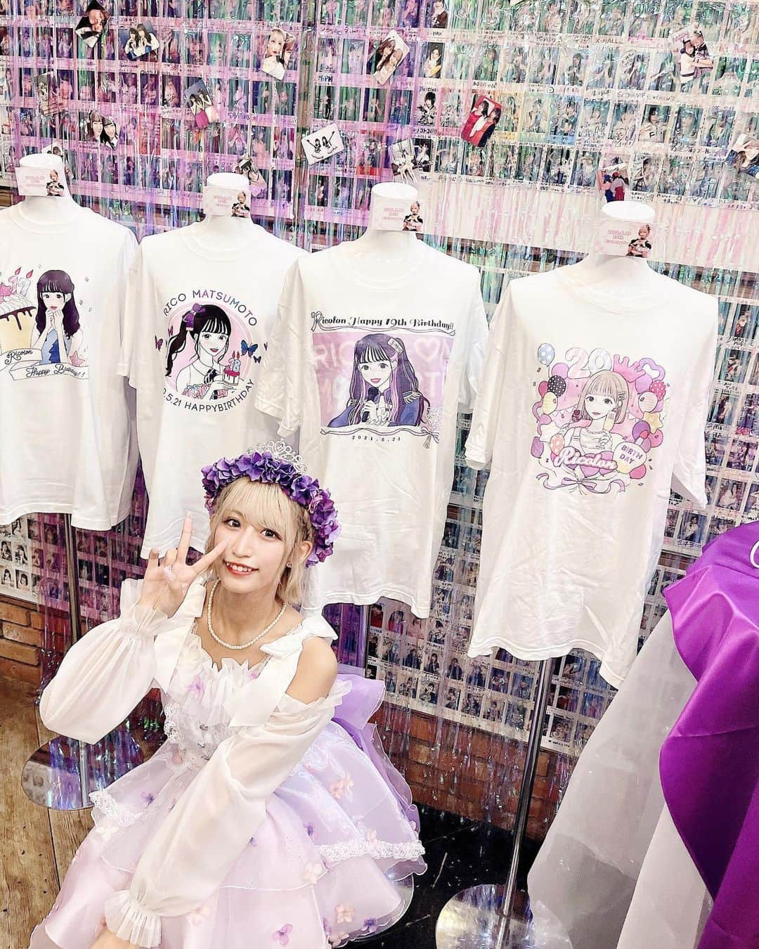 松本莉恋のインスタグラム：「これ、ずっとやりたかったの。 歴代のイラストTシャツ達を並べるやつ。  みむさんのイラスト全部可愛すぎるほんとに、、、、、、😭💗💗  ずっと前から好みどストライクすぎる！って思って大好きなイラストレーターさんだったし、まさか私のイラストを描いてくださる日が来るなんて、その当時は思いもしませんでした、、笑  本当にたくさんの可愛いをありがとうございます🙇🏻‍♀️  #あかぐちみむ さん #イラスト #生誕イラスト #卒業イラスト #生誕Tシャツ #卒業Tシャツ #アイドルTシャツ #アイドル衣装 #生誕衣装 #卒業衣装」