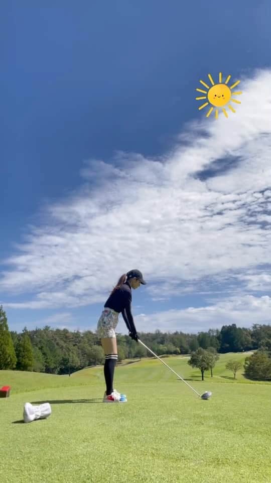 MISAのインスタグラム：「千代田omg💕  また鬼のようなクロスになってるわ🥲 久しぶりの⛳️は散々な結果になったし 筋肉痛がすんんんんぎょい🫣  でもギャル3人達に囲まれ…💕癒 どこみても可愛いって幸せ…🤤癒  #ゴルフ#ゴルフスイング#ドライバーショット#ゴルフ女子#女子ゴルフ#ゴルフ女子と繋がりたい#ゴルフ好きな人と繋がりたい#ゴルフスイング動画」