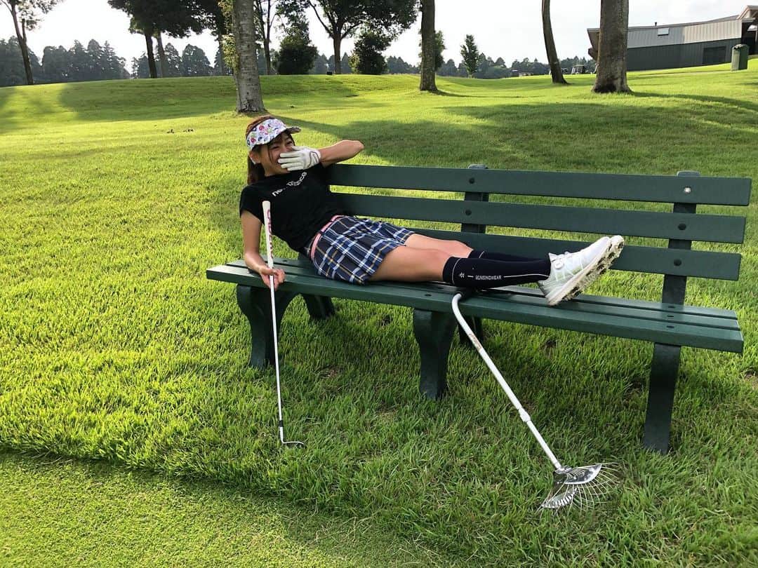 梶本成美さんのインスタグラム写真 - (梶本成美Instagram)「ラウンド後に居残り練習しまくって疲れ果ててベンチ休憩してた時の私⛳️🤣  . .  #ゴルフ　#ゴルフ女子 #ベスト90」9月25日 9時51分 - narumikajimoto
