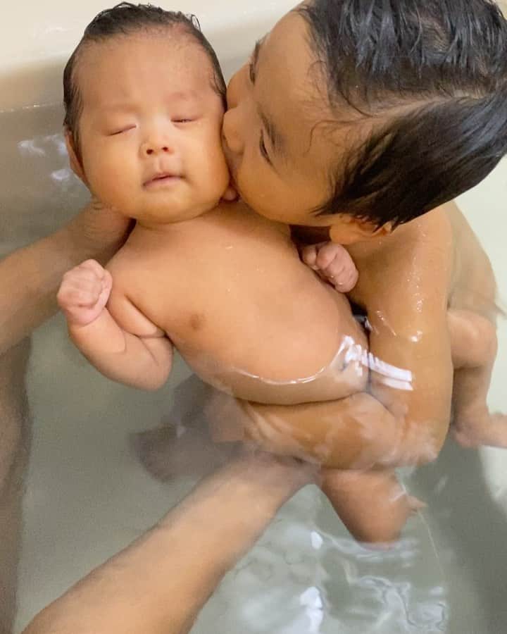 Mai Wakimizuのインスタグラム：「娘の沐浴が可愛すぎて中々次のステップに行けず、後1日だけ！を1週間続け(笑)ついに湯船デビュー！息子が一緒に入れることに大喜びで妹を離さないこの光景を次は楽しんでます♡笑 ギューチューベロベロー♡笑 #生後1ヶ月#0歳#2歳2ヶ月#2歳男の子#兄妹」