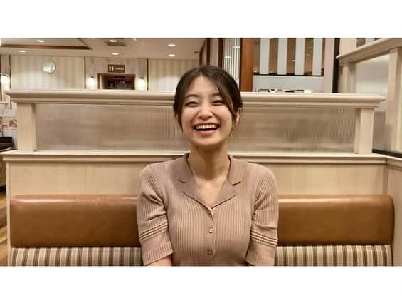 益田恵梨菜さんのインスタグラム写真 - (益田恵梨菜Instagram)「. ヘアアレンジを見せたい私と なぜか大爆笑してる私 . #ちなみにピアスもお気に入り #この写真は夏服だけど #あっという間に秋模様だから #この間衣替えしたよ」9月25日 10時14分 - erina_msd