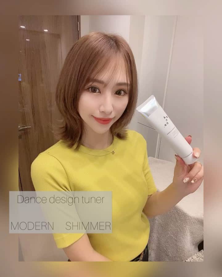 一ノ瀬恋のインスタグラム：「Dance design tuner ✨  @dance.design_tuner @arimino_official @cchannel_lemonsquare   ︎︎︎︎︎︎☑︎ MODERN　SHIMMER ︎︎︎︎︎︎ ジェルにオイルを閉じ込めた新感覚のトリートメントオイルジェリー👏 手に伸ばすと液状に変化するトリートメントオイルが髪に今っぽいツヤ感と束感を与え、長時間スタイルをキープしてくれるの😳 さっとつけるだけでトレンド感のあるヘアスタイルになれちゃう🥹❤️ 時短スタイリングやアイロン後のカールキープにも最適👍   ☑︎ LOCKIN`MOVE  自由自在な動きからカチッとしたセットもいけちゃうワックス‼️ つけ心地軽やかなのに高いセット力で、狙い通りのスタイルを長時間キープ。  ワックス特有のべたつきや洗い落ちの悪さを独自技術によってカバーしたこだわりのアイテムみたい😳💕   ︎︎︎︎︎︎☑︎ HULA PRIMER 滑らかでサラサラと指通りのよい髪に仕上げるケアオイル💕 べたつくことなく髪になじんで、うるおいを保ち滑らかな感触が続きます👀👍  香りはサボン系のさわやかで心地よい香りが長続きします😘  Lemon Squareを通じて、株式会社アリミノからDance design tunerを提供してもらいました🫶💕  #ダンスデザインチューナー #dancedesigntuner #モダンシマ― #ロッキンムーブ #フラプライマー #アリミノ #ヘアスタイリング #ダンスデザインチューナー限定パッケージ #lemonsquare🍋」