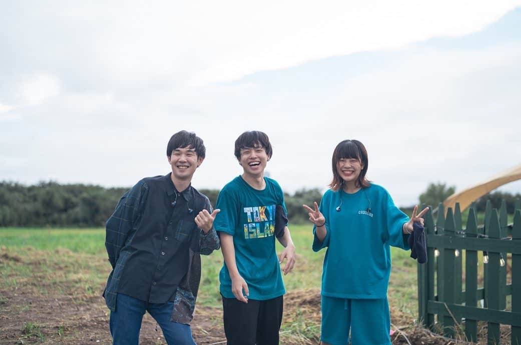 石原慎也のインスタグラム：「TOKYO ISLAND 初年度 海の森公園　ハタカメラ  新しく産まれたフェスの最初の年に出演できることが嬉しいです！ ステージは後ろに空が抜けていてとても素敵な場所でした。 来年は雨降ってほしくないね〜 あとマストで長靴と着替えは持ってこようね！泥だらけだった！！ これから少しずつこのフェスと共にみんなで成長していけたらいいね！！  photo by  ハタサトシ @satoshihata87   We performed at a Japanese festival called TOKYO ISLAND. And the scene was shocking. It was a festival on the sea. And everyone was covered in mud. Let's wash in the sea (laughs). But I thought, next year I will need a change of clothes and boots. Let's keep working together.」