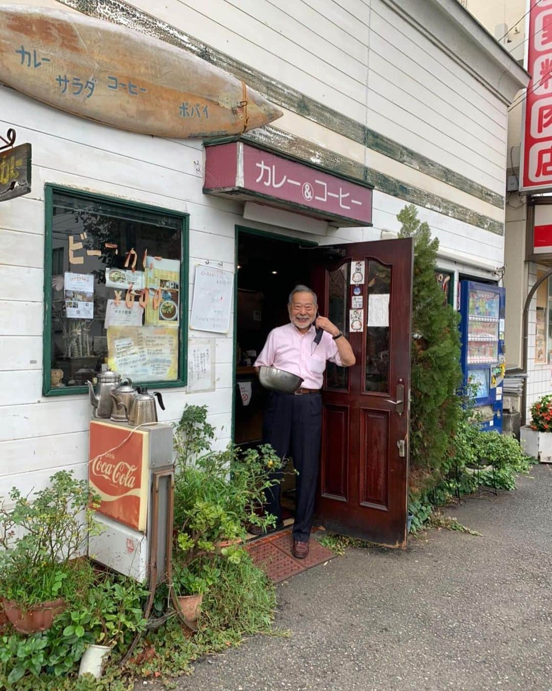 齋藤学のインスタグラム：「皆さんこんにちわ。  横浜　片倉町にある大好きなカレー屋さん 「ポパイ」  9月19日をもって閉店しました。 常連さんからDMをもらい、 タイミングよく一時帰国してる間に最後のポパイカレーを食べることが出来ました。  僕は、この空間が大好きでした。 マスターと話しながらゆっくりカレーを食べる。 苦しい話も、辛い話も、だいたいが人に言えないような話でもマスターには相談してしまう。 何よりカレーが美味しい、最後に出てくるデザートがまた美味しい。  もうポパイにいけないと思うととても悲しいです。  マスター、長い間お疲れ様でした。  #ポパイ #閉店を知らない人いたらこれみて知ってくれたらと思います。 #閉店を惜しむお客さんがたくさん来られてました」