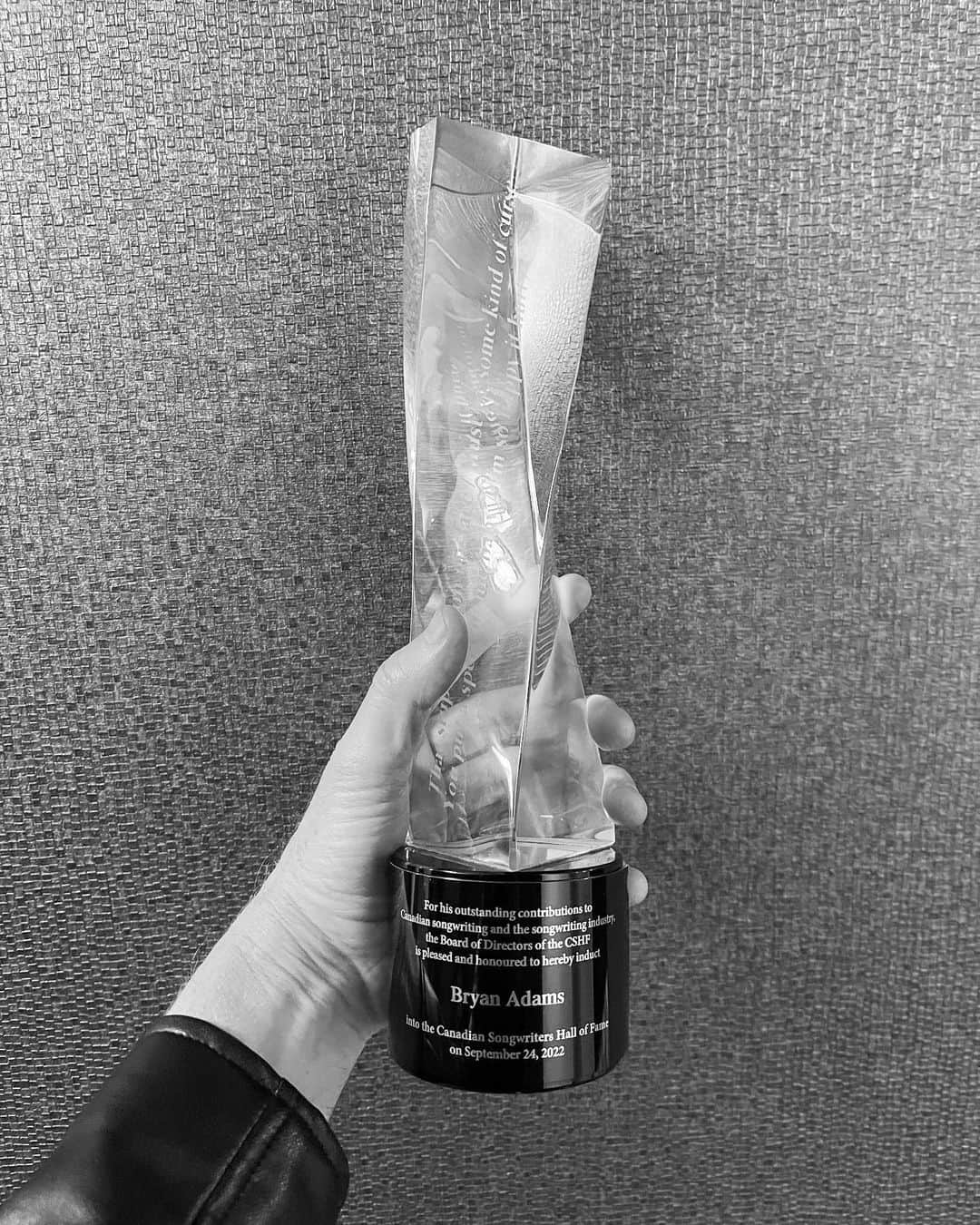 ブライアン・アダムスのインスタグラム：「Thank you to all the artists and organisers who performed and put together the Canadian Songwriters Hall of Fame tonight. Wow / Merci à tous les artistes et organisateurs du Panthéon des auteurs et compositeurs canadiens ce soir. #canadiansongwritershalloffame」