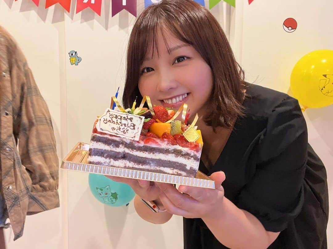 岩村捺未のインスタグラム：「大好きな友達と会うと ほんと元気になる❤️  誕生日は二ヶ月前だけどお祝いしてもらた🥳💘　 　 カメラマン @hara.as 💘💘　 　 #ケーキ美味しかった #ubereats #家で出前パーティー最高 #昼から飲んで気づいたら終電」