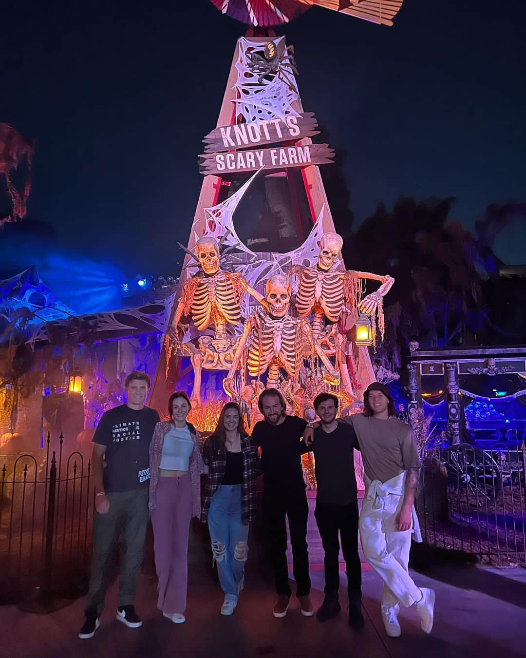 チャンドラー・リッグスのインスタグラム：「early halloween with the gang at @knottsscaryfarm   best part was watching xavier pay $18 to get a 100 on the sledgehammer thing just for the woman to tell us he has to get to 150 for a prize」