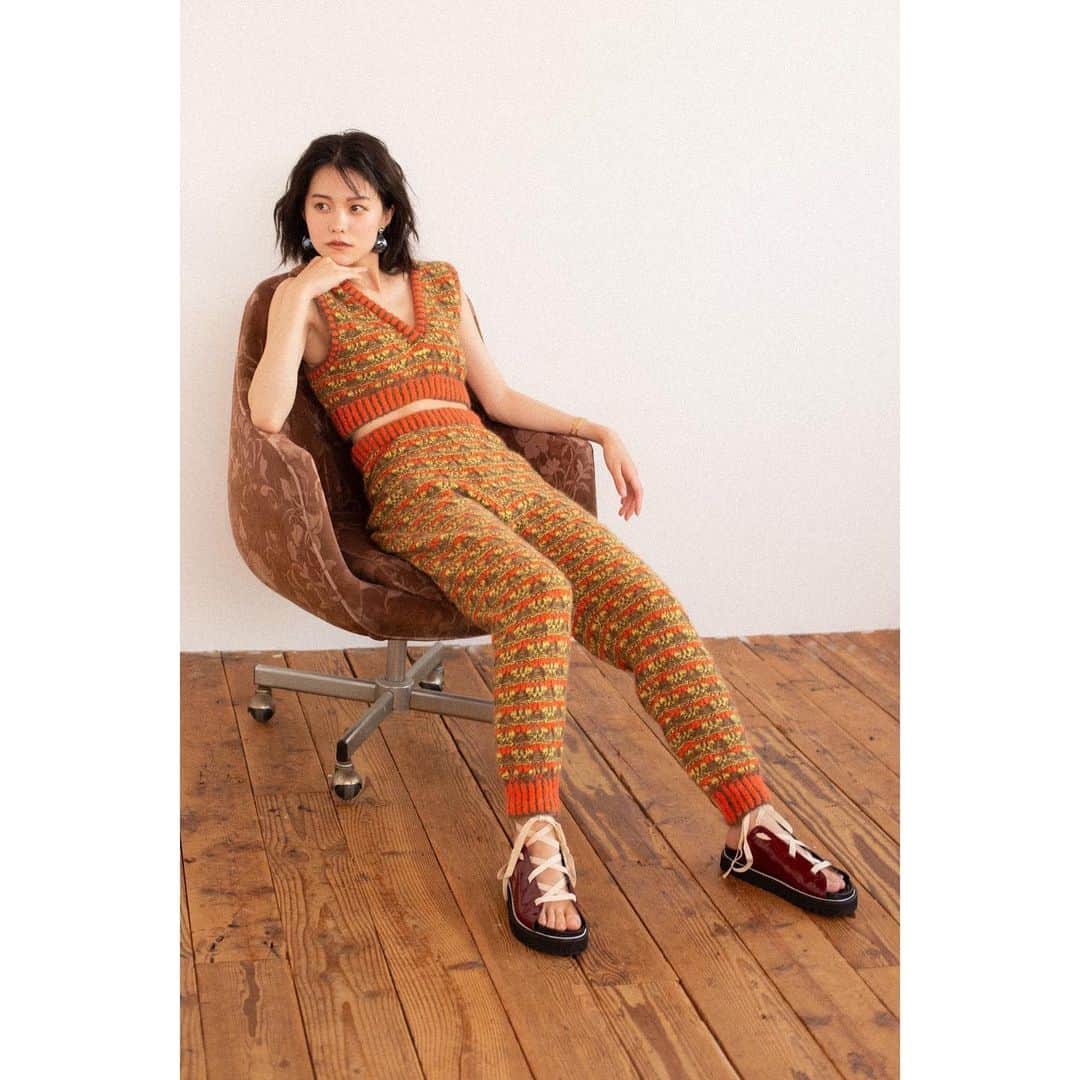 志田彩良のインスタグラム：「・ NYLONJAPAN「365ANNIVERSARY」 9月25日"骨董の日"  顔を壺に見立てた謎ポーズ🏺 #nylonjapan #365anniversary」