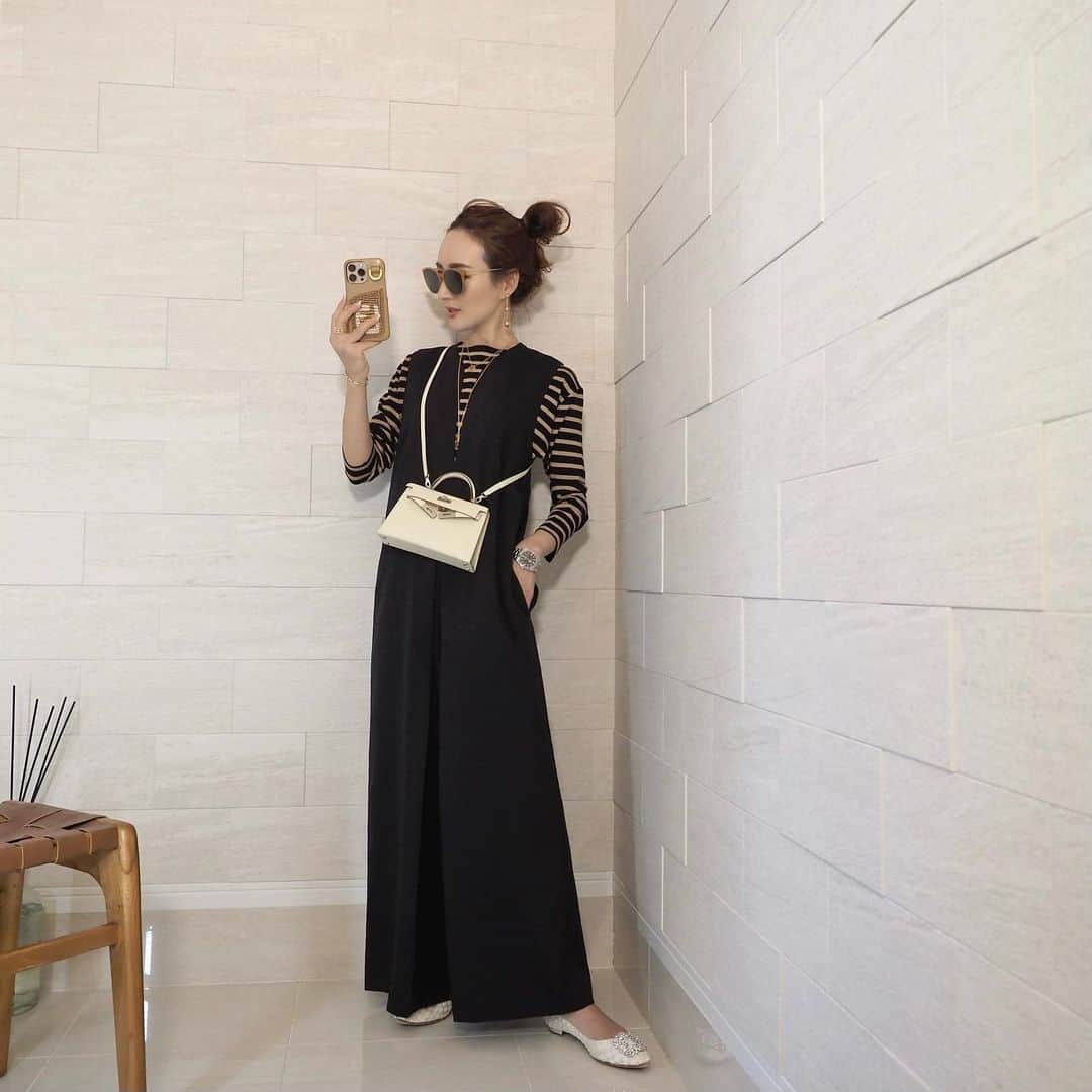 星玲奈のインスタグラム：「楽ちんオールインワンの日🙂 カジュアルになりすぎずに着られるのは 深めのVネックのおかげ❤️ パンツだけど、ちょっとスカート見えするようなフロントの大きなタックもよき😍 ・  overalls @bonjoursagan #bonjoursagan  #ボンジュールサガン ↑ ZOZOで1000円クーポンがでてました🫶🏻 top#deuxiemeclasse #musededeuxiemeclasse  shoes #manoloblahnik  bag #hermes  #coordinate#fashion#outfit#ootd#instafashion #コーデ#コーディネート#ファッション#オールインワンコーデ #オールインワン」