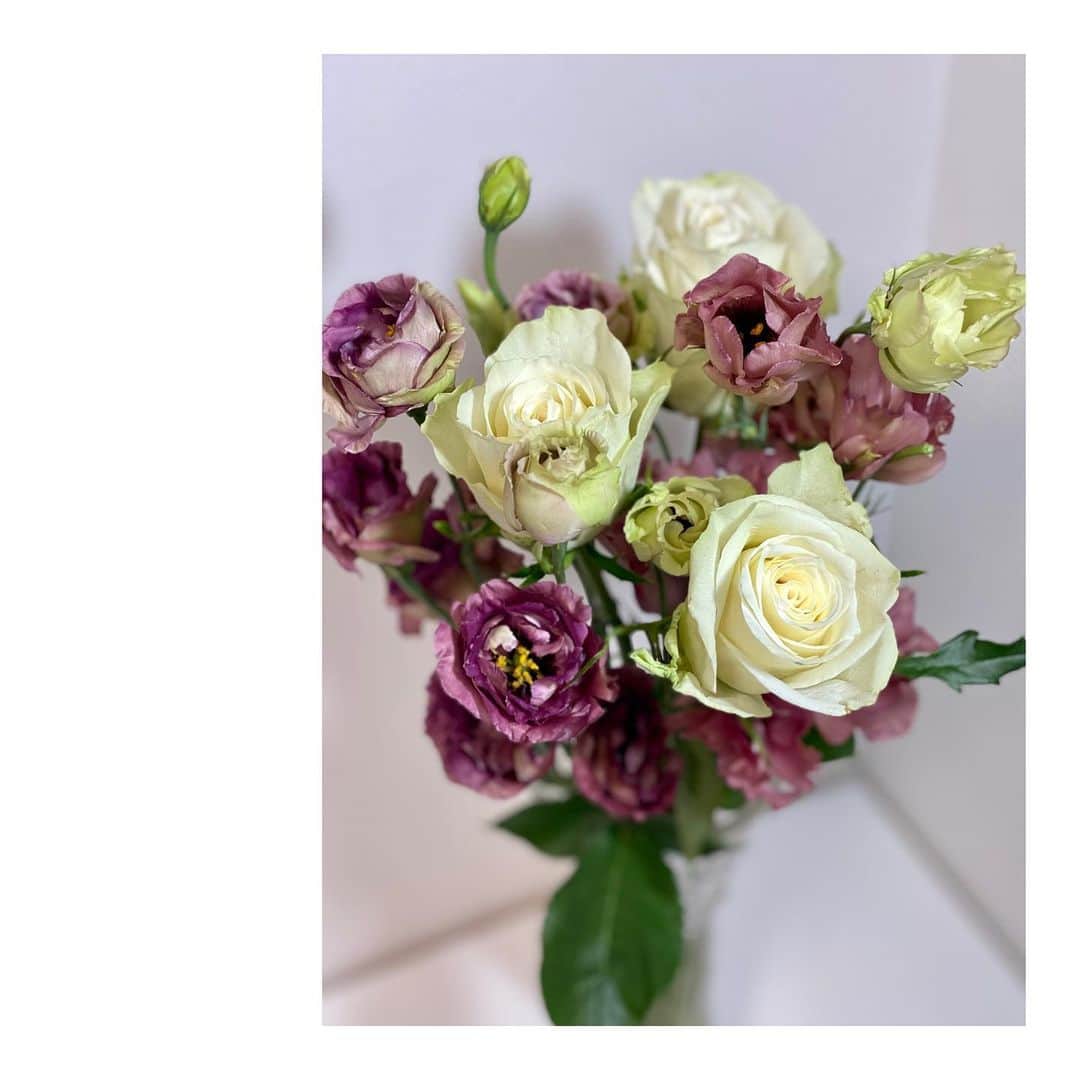 大島璃音さんのインスタグラム写真 - (大島璃音Instagram)「秋らしい色合い🍇🌾  くすみカラーの2種類のトルコキキョウが可愛すぎて 一目惚れ❤︎ 白い薔薇と合わせました。  お花を選ぶ時間が心の癒し時間です😌🪷  #お花のある暮らし  #お花のある生活  #トルコキキョウ  #薔薇」9月25日 14時12分 - rinon_ohshima