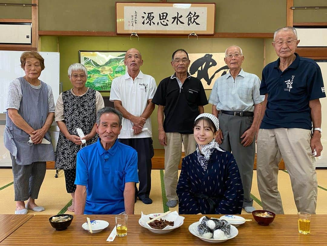 松井絵里奈さんのインスタグラム写真 - (松井絵里奈Instagram)「2022.09.26 月曜日 NHK総合 『うまいッ！』 12:20〜出演させていただきます🙌🏻🥰  「ふっくら食感！骨までおいしい！青空どじょう〜島根県・安来市〜」  どじょうのうまいッ！の秘密を探るべく、島根県安来市へ行かせていただきました♪  大自然！お米もお水も美味しい安来市♡ 地元の農家さんの優しさに包まれてとても楽しいロケになりました♪  どじょうは、腸内環境が大切？！！  どじょうすくい踊りのすくい方で、どじょうは獲れるのか？！  はじめましての、どじょうさんに、私は驚きの連続でした😳  ぜひ、ご覧いただけたら 嬉しいです·͜·   #どじょうすくい #どじょうすくいの格好 #どじょう #島根県安来市 #島根県 #島根県はいいところ #うまいッ#NHK総合 #松井絵里奈 #❤️ #💓」9月25日 14時16分 - erina74xx