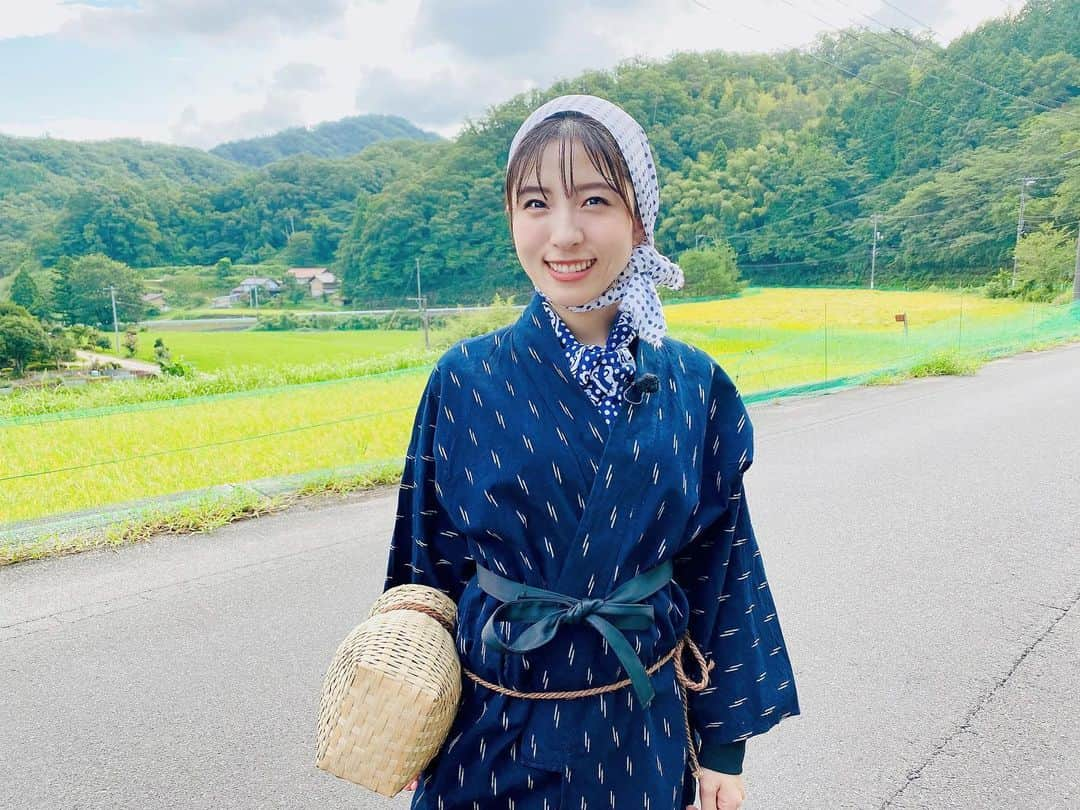 松井絵里奈さんのインスタグラム写真 - (松井絵里奈Instagram)「2022.09.26 月曜日 NHK総合 『うまいッ！』 12:20〜出演させていただきます🙌🏻🥰  「ふっくら食感！骨までおいしい！青空どじょう〜島根県・安来市〜」  どじょうのうまいッ！の秘密を探るべく、島根県安来市へ行かせていただきました♪  大自然！お米もお水も美味しい安来市♡ 地元の農家さんの優しさに包まれてとても楽しいロケになりました♪  どじょうは、腸内環境が大切？！！  どじょうすくい踊りのすくい方で、どじょうは獲れるのか？！  はじめましての、どじょうさんに、私は驚きの連続でした😳  ぜひ、ご覧いただけたら 嬉しいです·͜·   #どじょうすくい #どじょうすくいの格好 #どじょう #島根県安来市 #島根県 #島根県はいいところ #うまいッ#NHK総合 #松井絵里奈 #❤️ #💓」9月25日 14時16分 - erina74xx