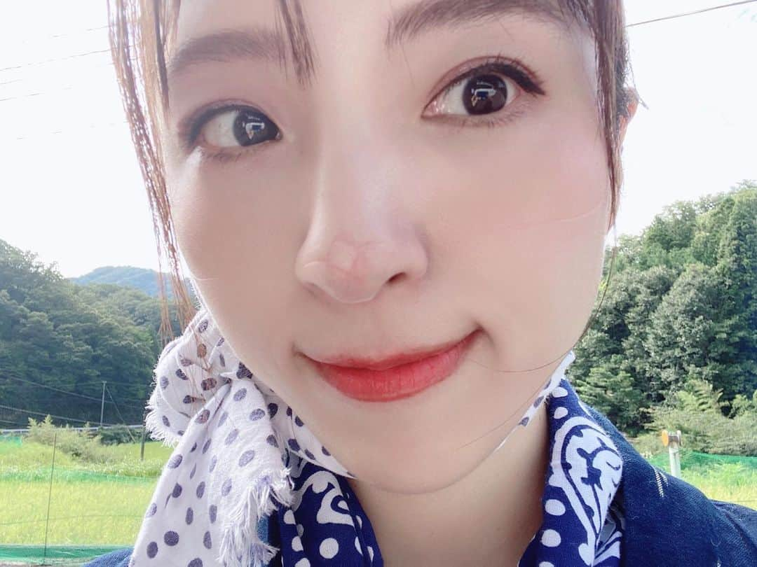 松井絵里奈さんのインスタグラム写真 - (松井絵里奈Instagram)「2022.09.26 月曜日 NHK総合 『うまいッ！』 12:20〜出演させていただきます🙌🏻🥰  「ふっくら食感！骨までおいしい！青空どじょう〜島根県・安来市〜」  どじょうのうまいッ！の秘密を探るべく、島根県安来市へ行かせていただきました♪  大自然！お米もお水も美味しい安来市♡ 地元の農家さんの優しさに包まれてとても楽しいロケになりました♪  どじょうは、腸内環境が大切？！！  どじょうすくい踊りのすくい方で、どじょうは獲れるのか？！  はじめましての、どじょうさんに、私は驚きの連続でした😳  ぜひ、ご覧いただけたら 嬉しいです·͜·   #どじょうすくい #どじょうすくいの格好 #どじょう #島根県安来市 #島根県 #島根県はいいところ #うまいッ#NHK総合 #松井絵里奈 #❤️ #💓」9月25日 14時16分 - erina74xx